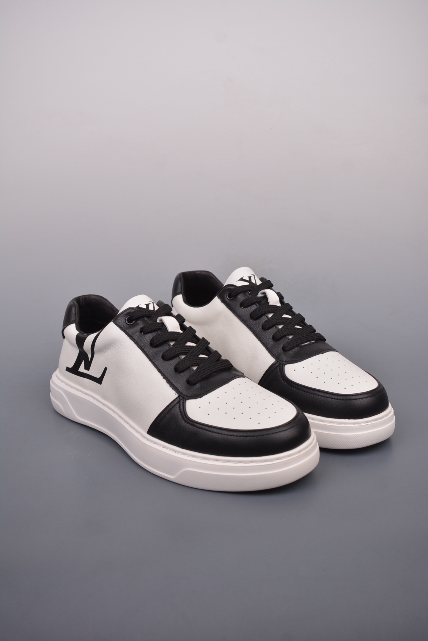Louis Vuitton sneakers black and white 51BCOLORE