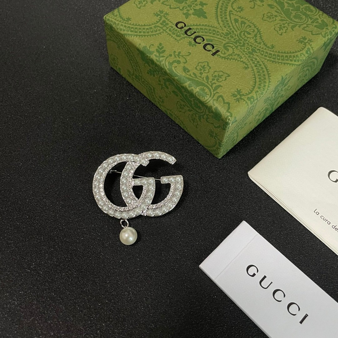 GUCCi GG Pearl Brooch
