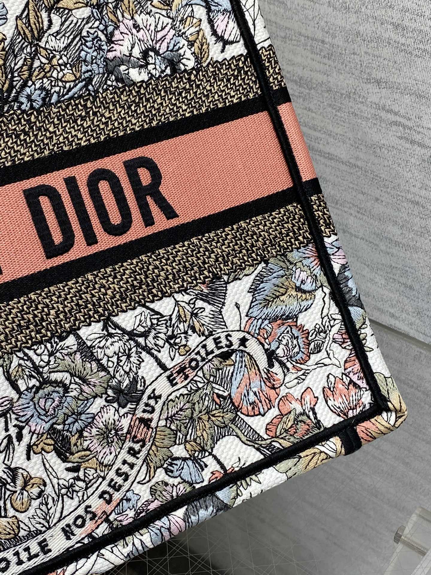 Dior embroidered tote bag medium