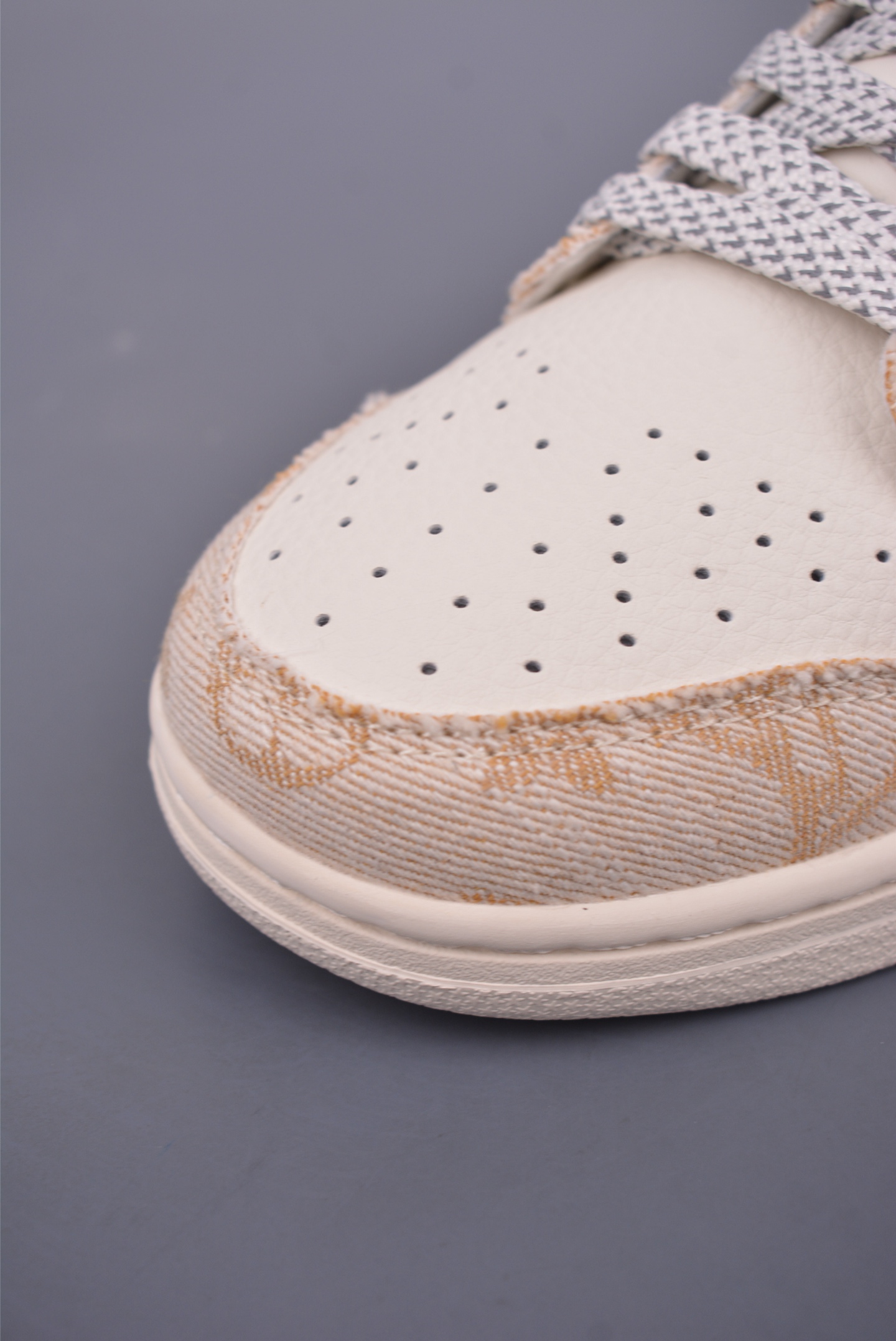 Louis Vuitton x Nike SB Dunk Low   YX5066-352