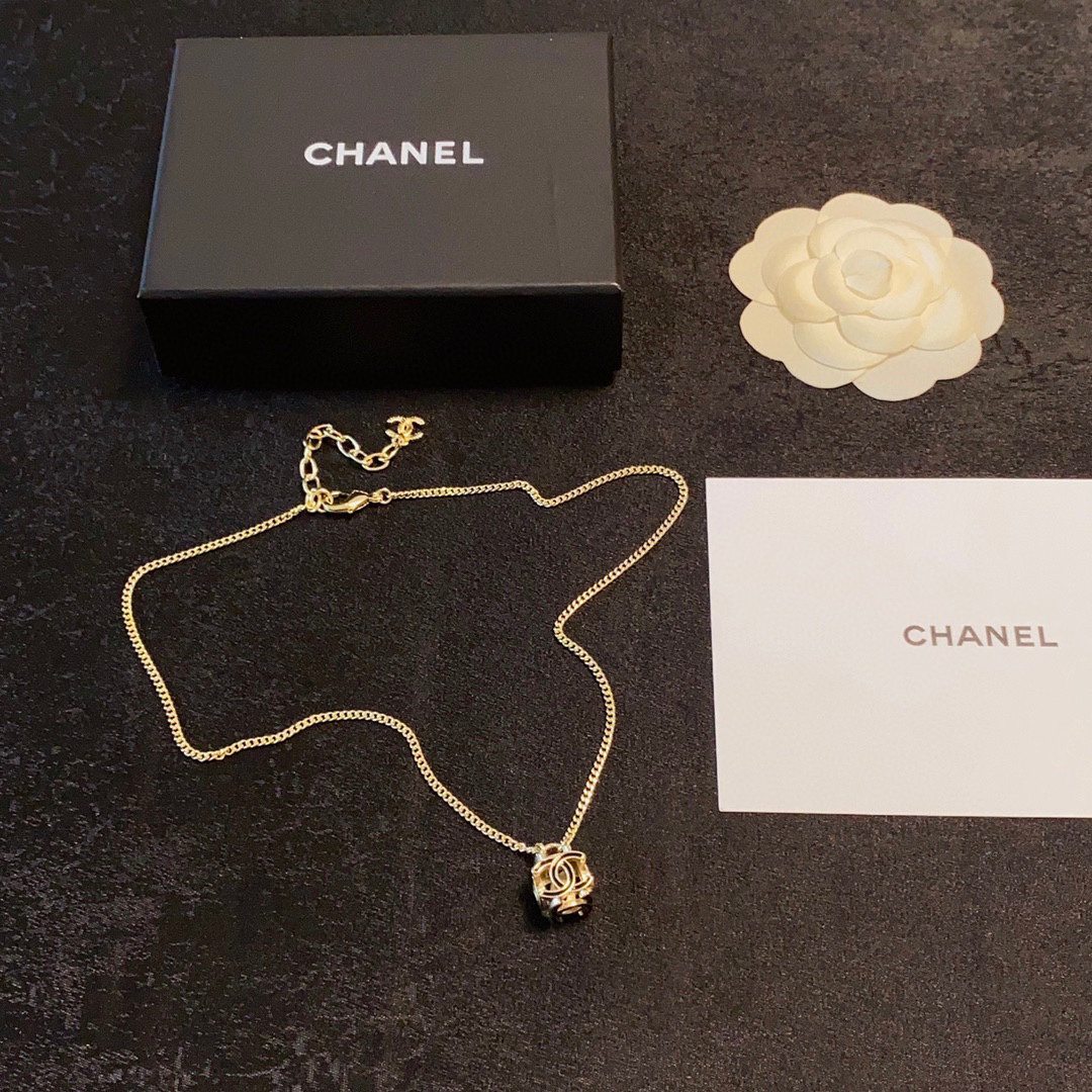 Chanel new square hollow necklace
