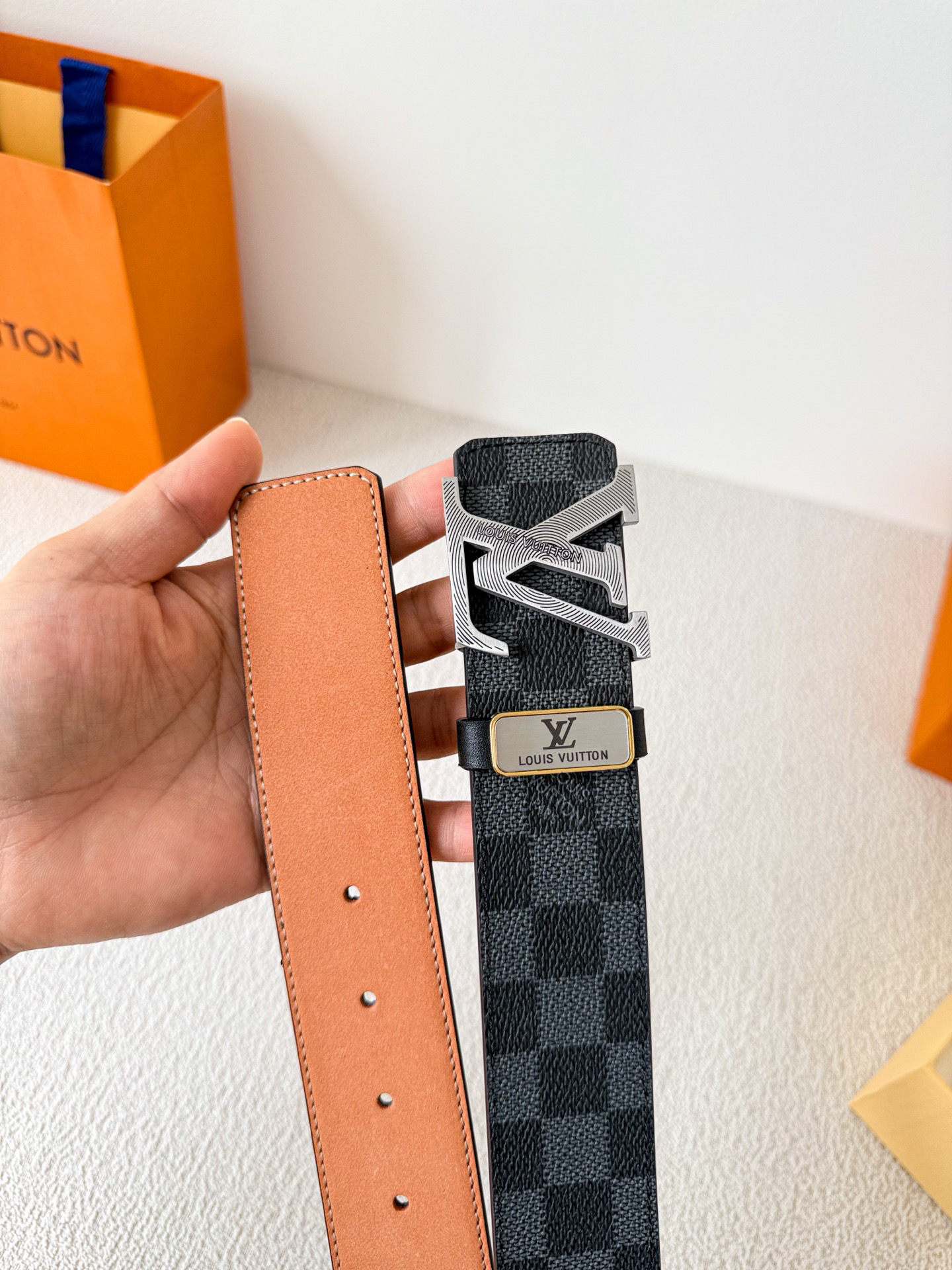 Louis Vuitton carved buckle belt with monogram, 3.8cm width