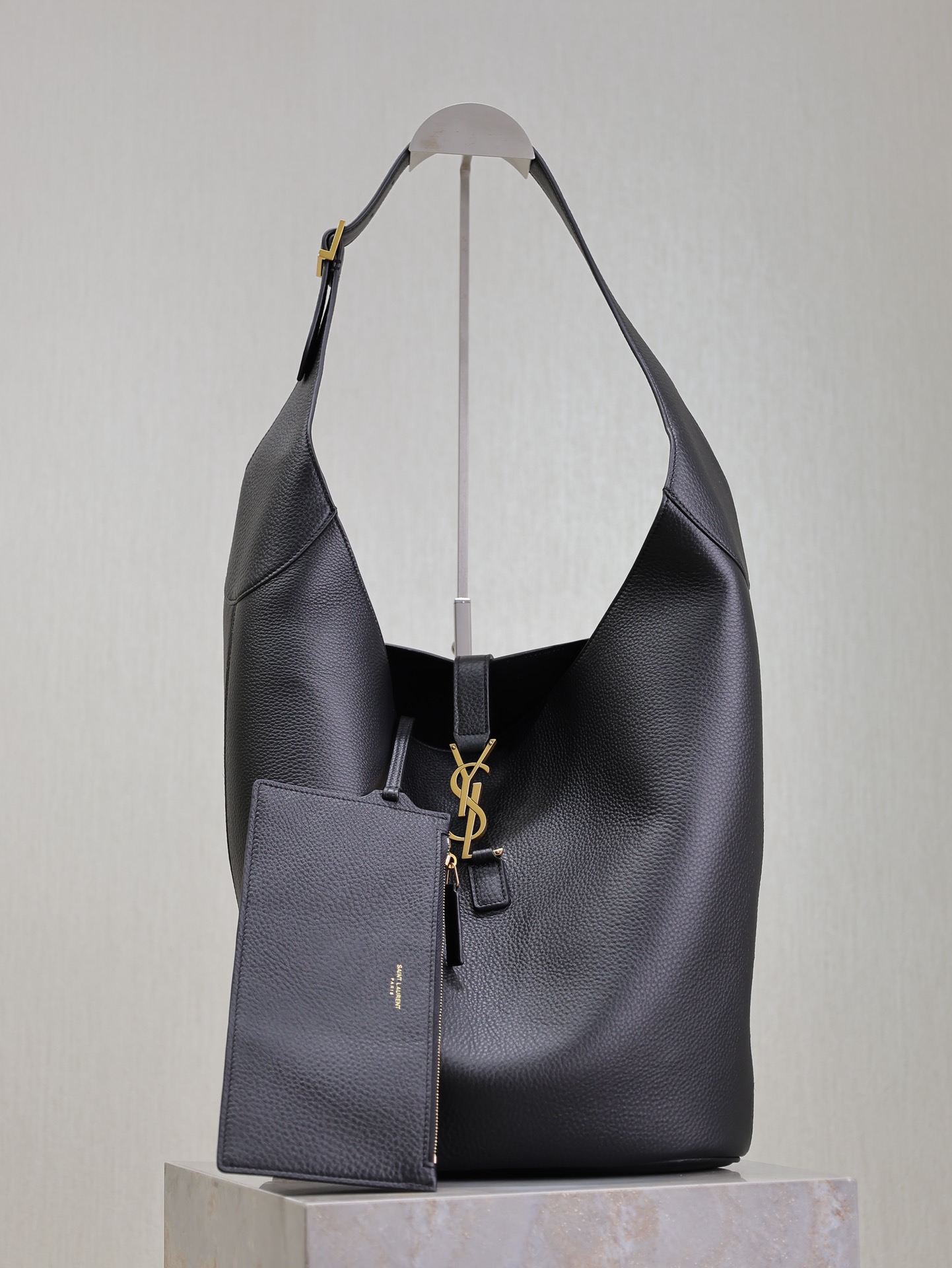 Yves Saint Laurent LE 5À7 Large Bucket Underarm Bag 753823
