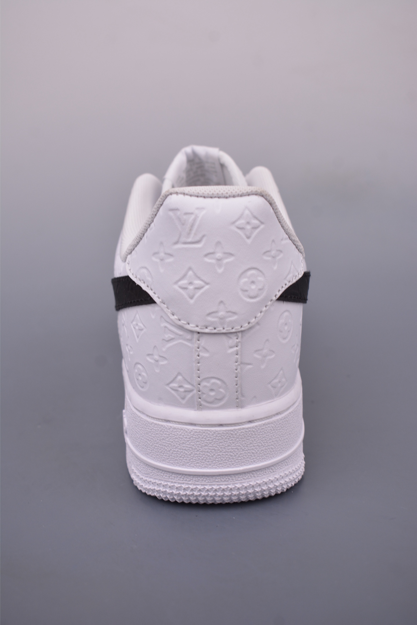 Louis Vuitton x Nike Air Force 1 07 LV8 Low Sneakers White and Black Print YN7698-111