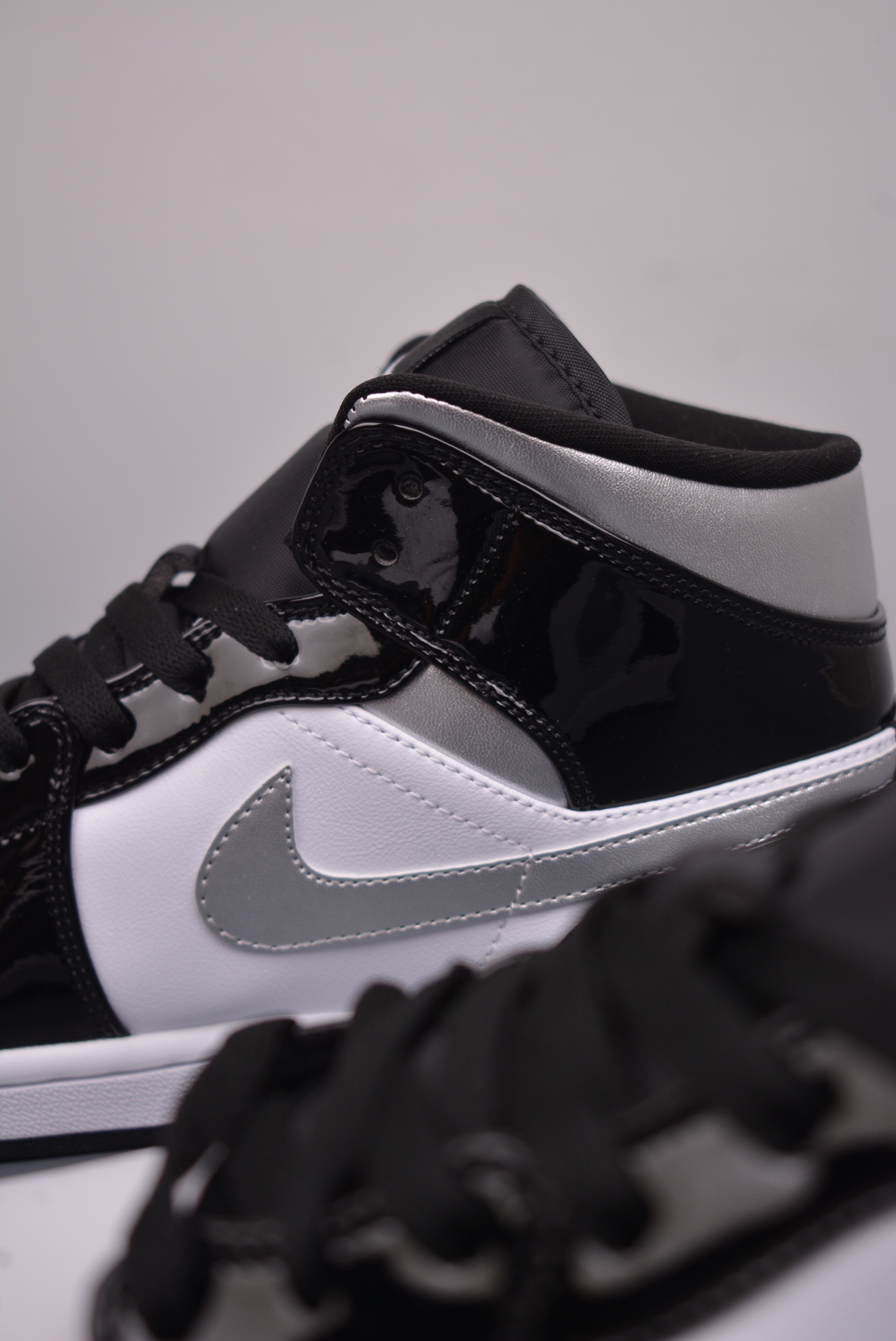 Air Jordan 1 Mid Black Silver HV0789-010