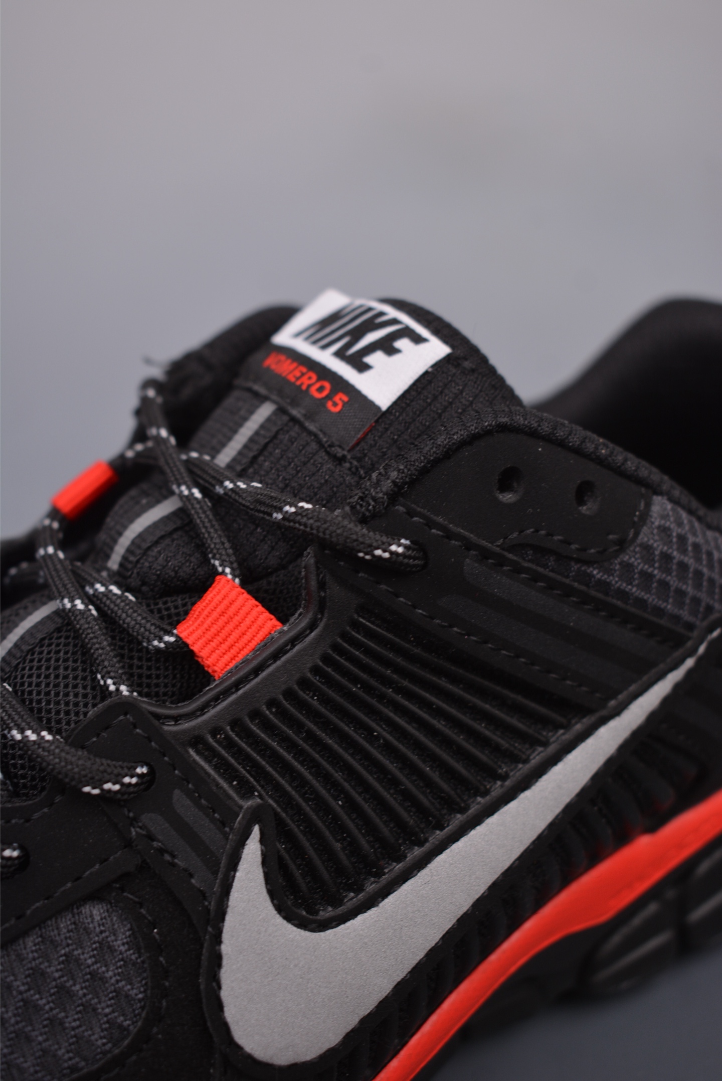NIKE ZOOM Vomero 5 SP Retro Style Black White Red