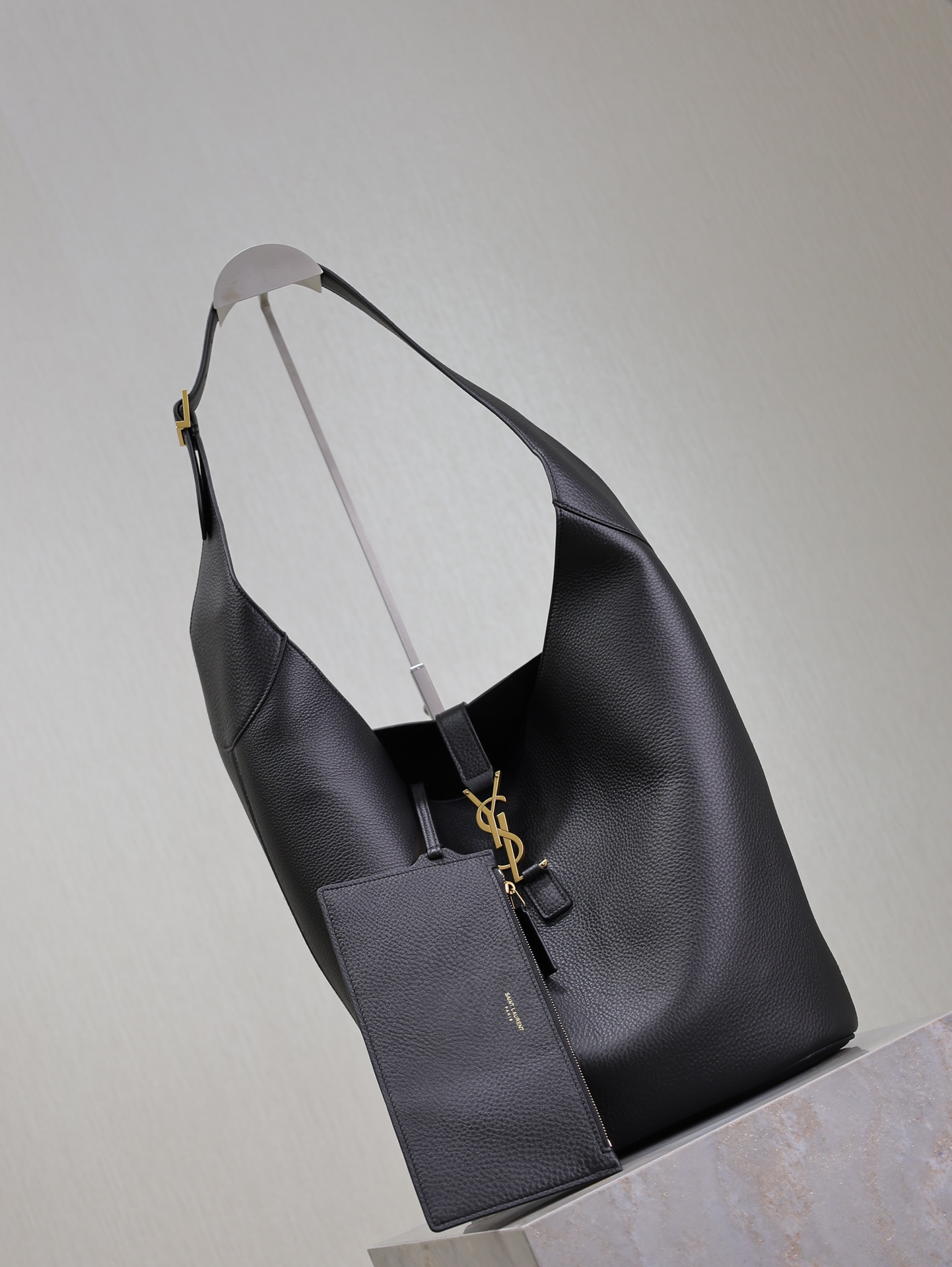 Yves Saint Laurent LE 5À7 Large Bucket Underarm Bag 753823