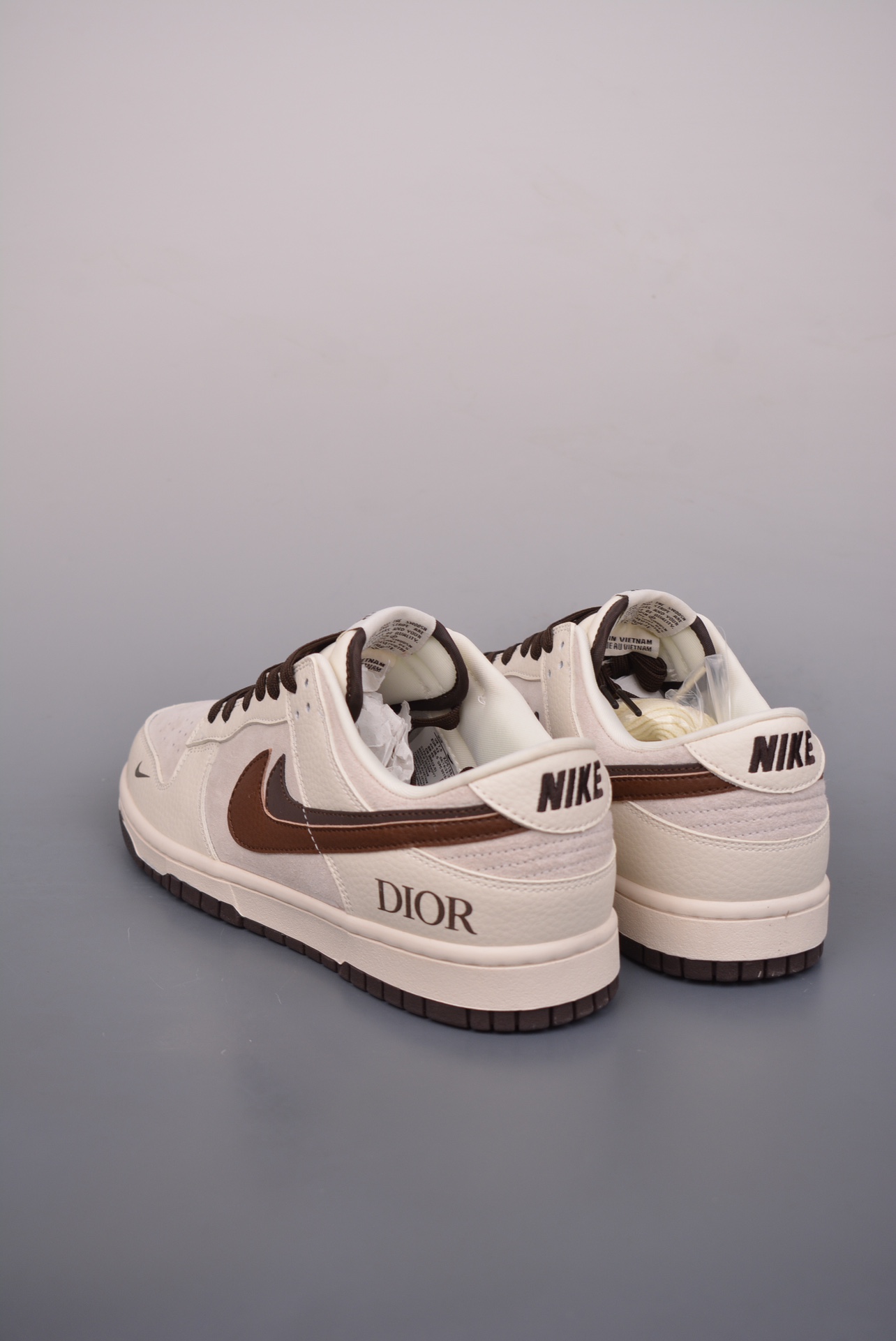 Dior x Nike SB Dunk Low Dior off-white and brown Dior double hook XD6188-046