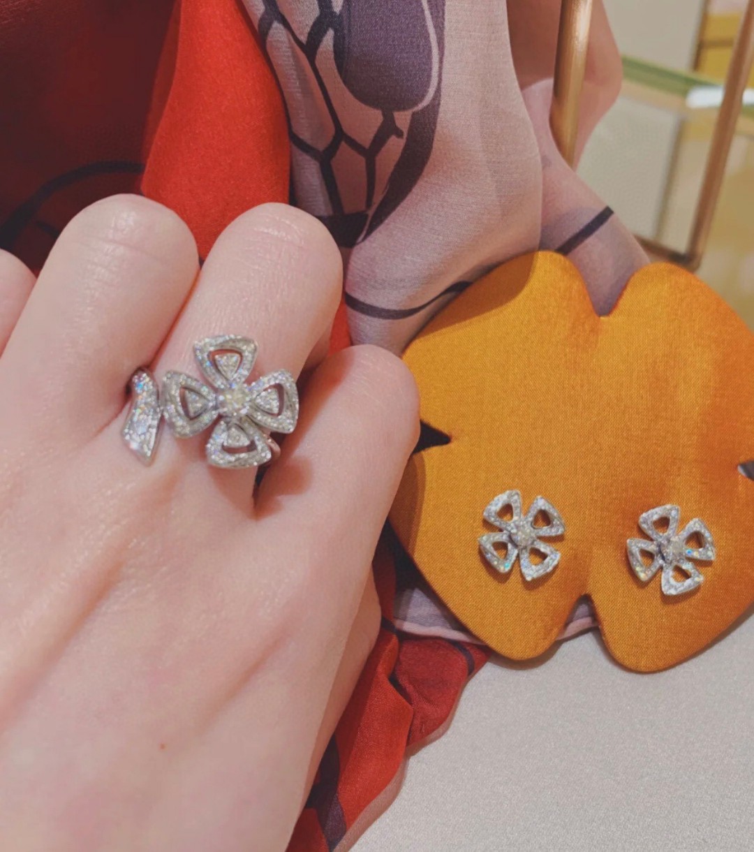 Bulgari diamond hollow flower ring