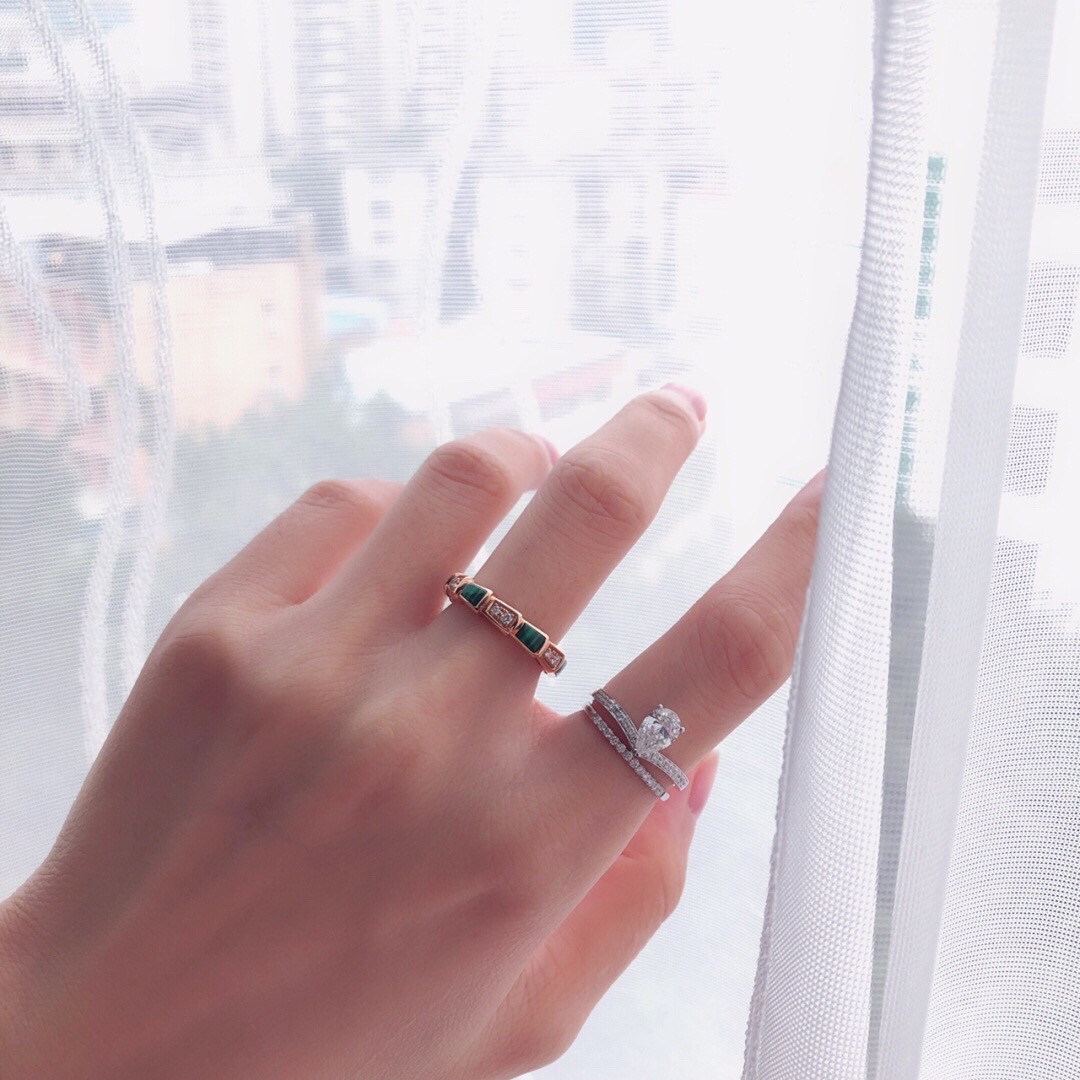 Bulgari Serpenti series mother-of-pearl diamond ring