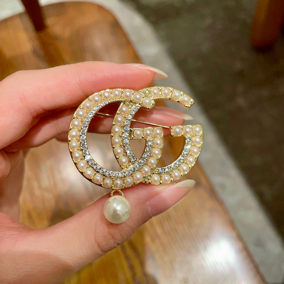 GUCCi GG Pearl Brooch