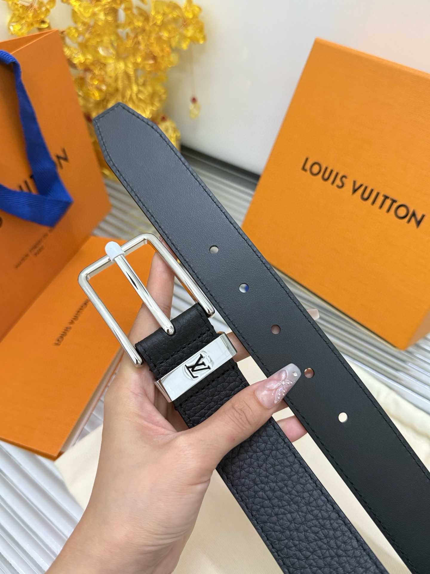 Louis Vuitton men's belt with pin buckle and lychee pattern, 3.5cm wide