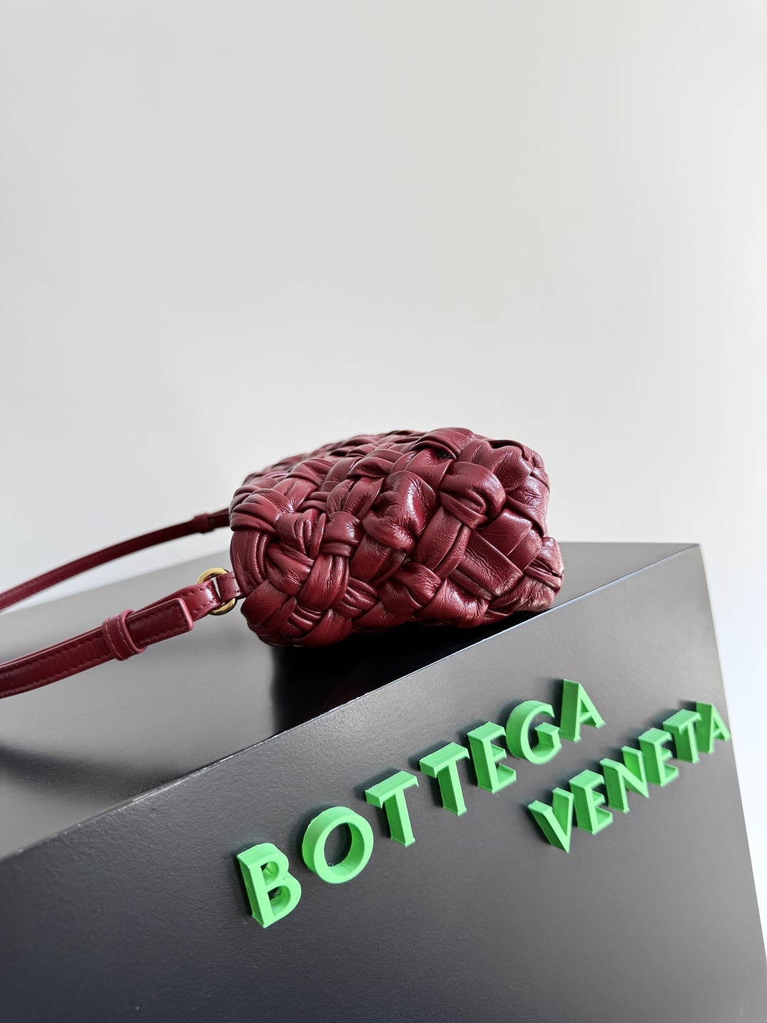 Bottega Veneta Kalimero cha cha woven handbag 785780