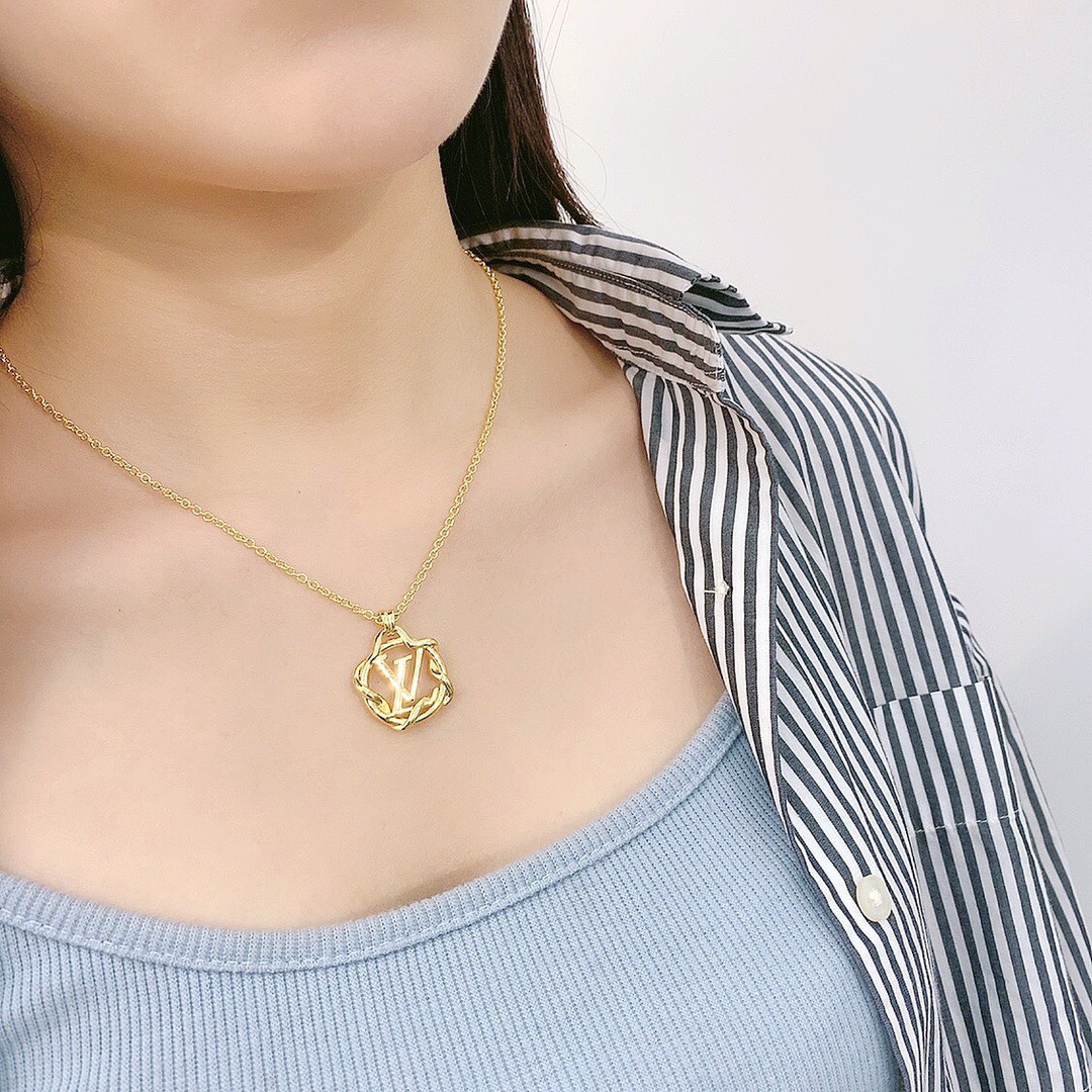 Louis Vuitton Vine Edge Round Pendant Necklace