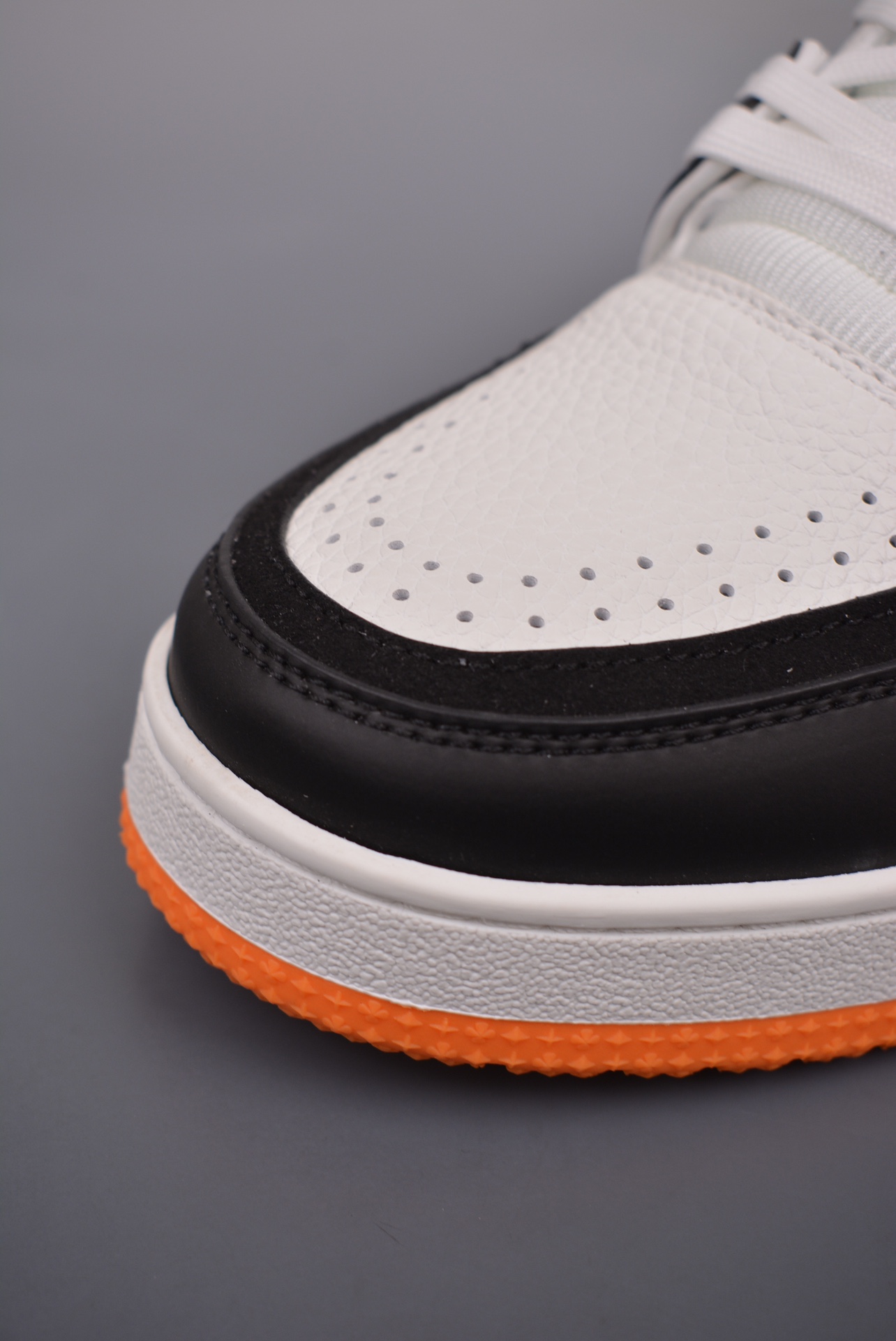 Louis Vuitton Trainer Sneaker Low Black, White and Orange Signature Edition 1ADE00