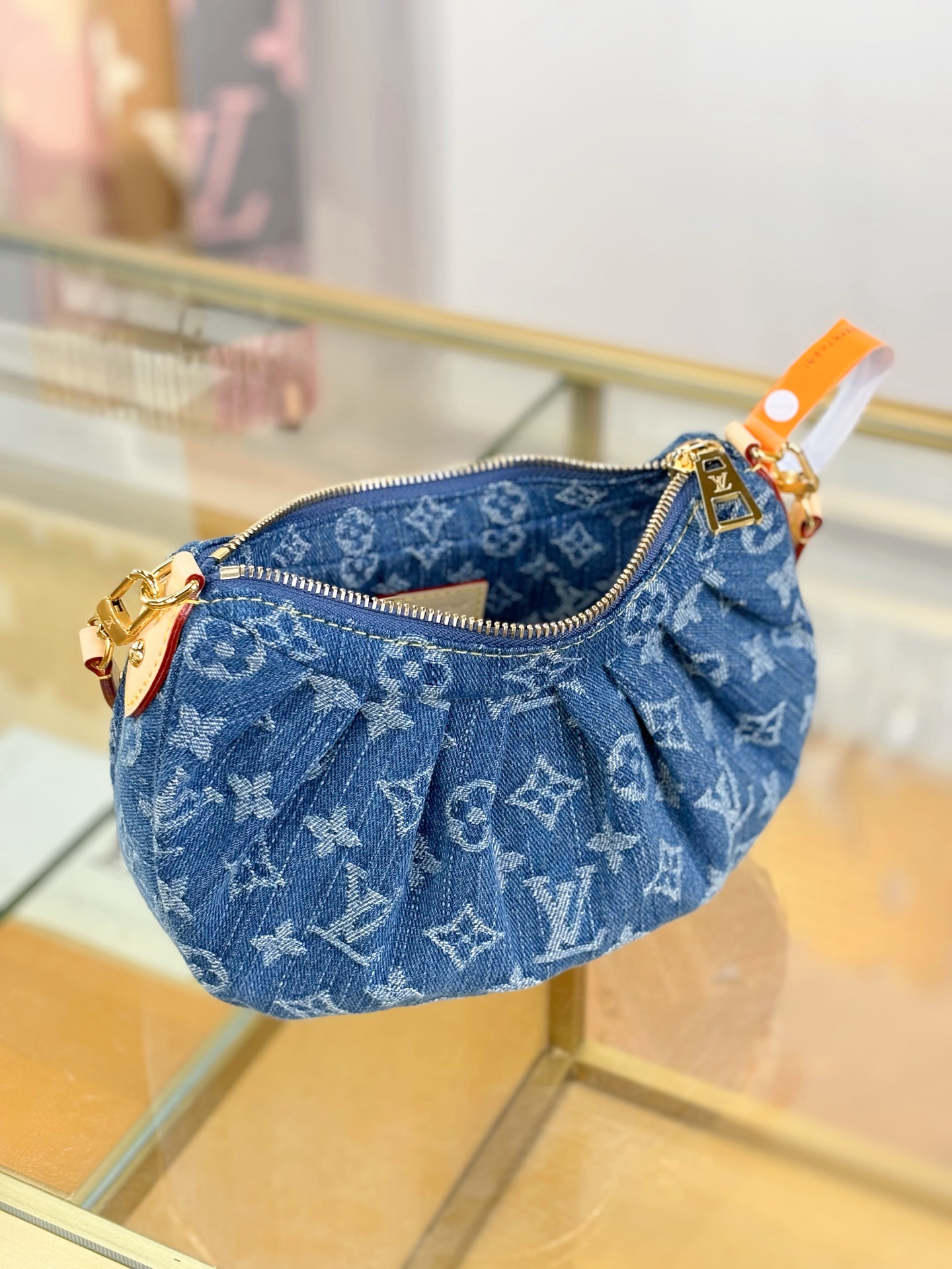 Louis Vuitton POCHETTE VALLEY Handbag M13571