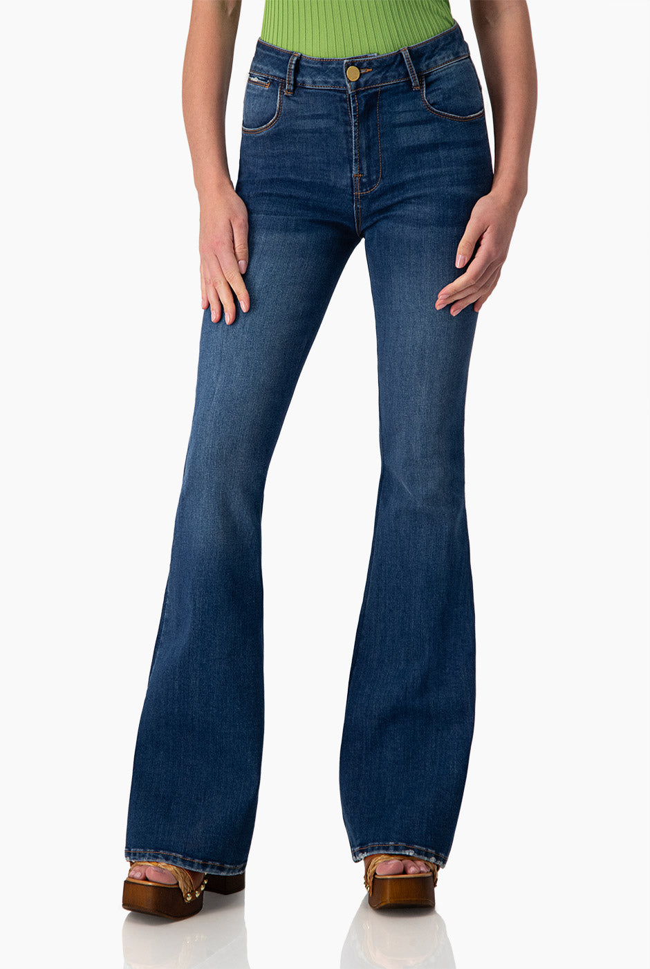 Jeans corte campana de tiro alto y un botón