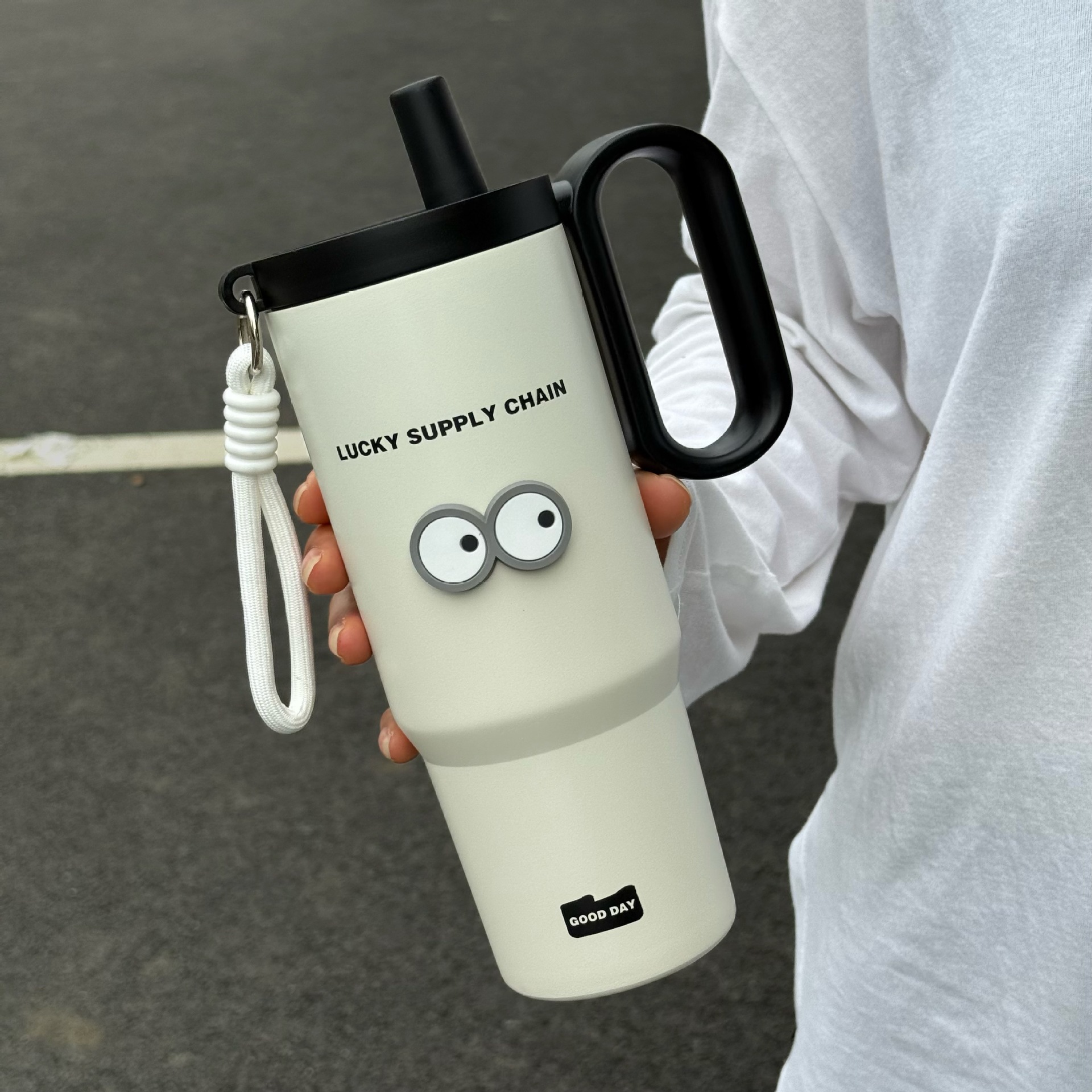 Large-capacity insulated water bottle made of 316 stainless steel with straw, suitable for car use and has a premium feel.