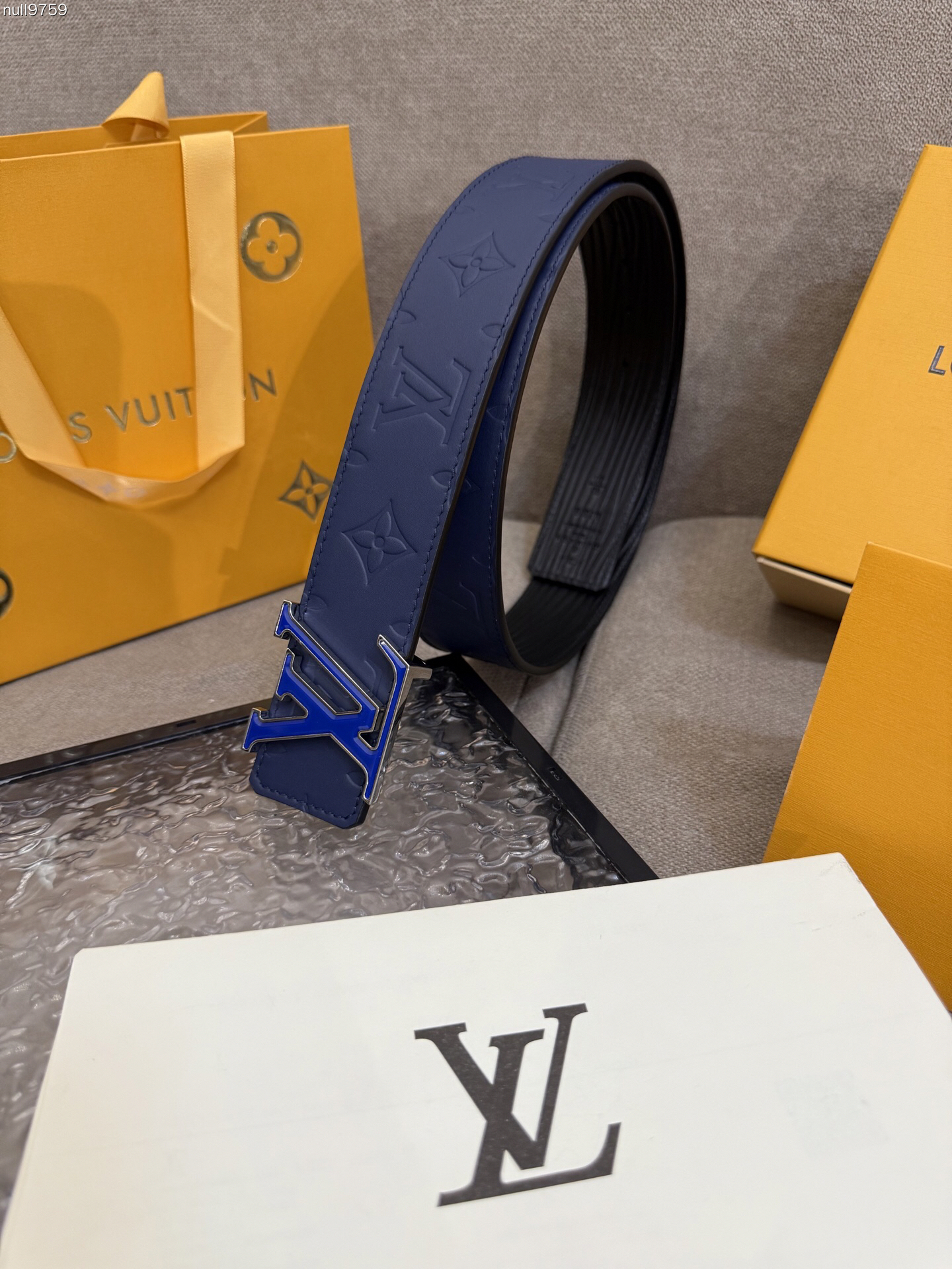 Louis Vuitton Monogram embossed double-faced cowhide belt, 4CM wide