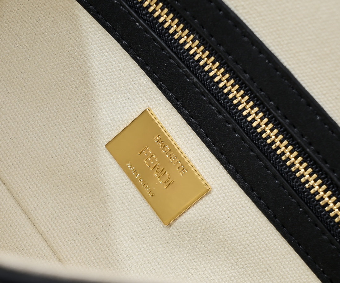 FENDI Baguette Shoulder Bag 1002