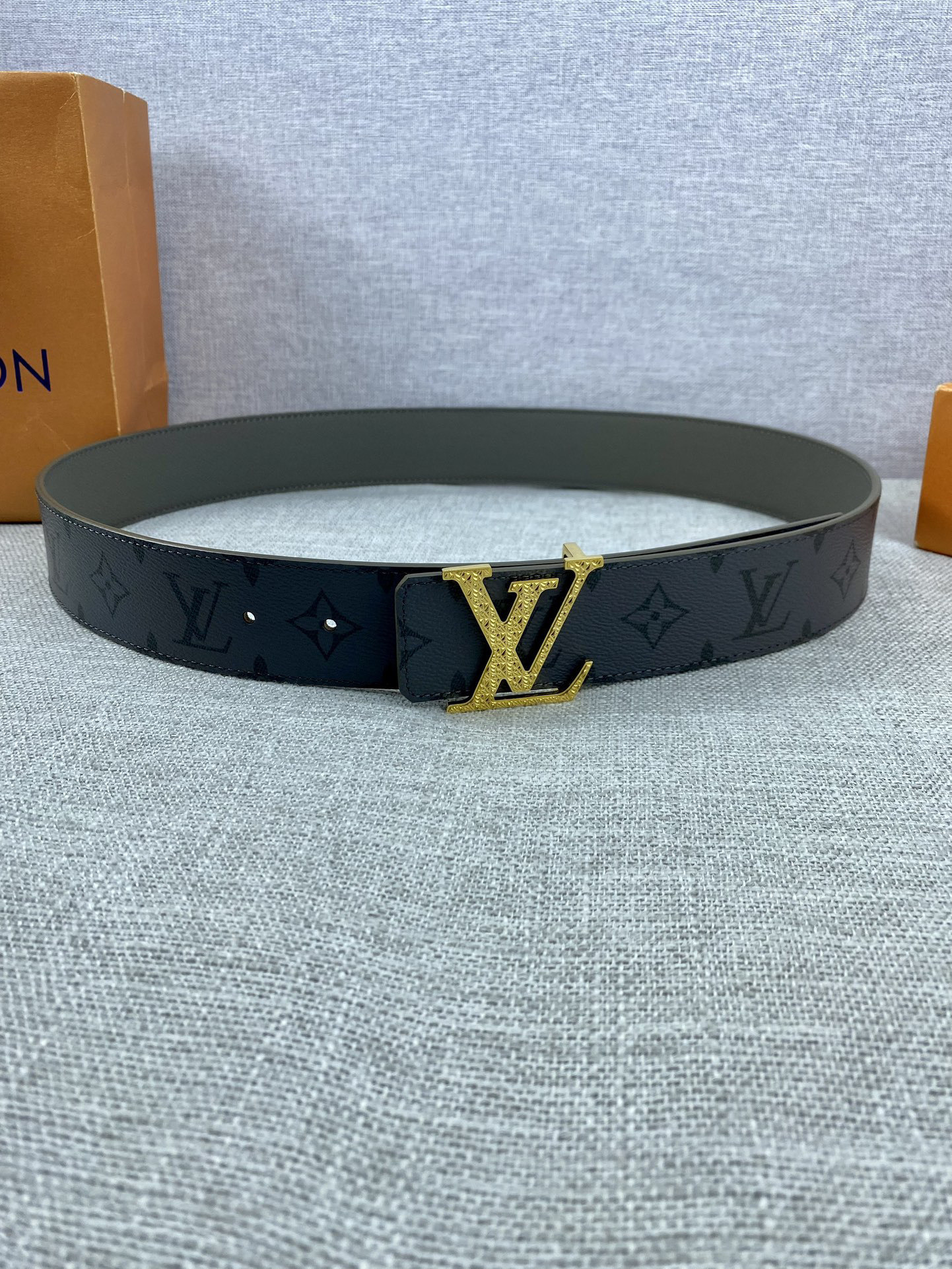 Louis Vuitton hollow buckle cowhide men's belt, 3.8cm wide