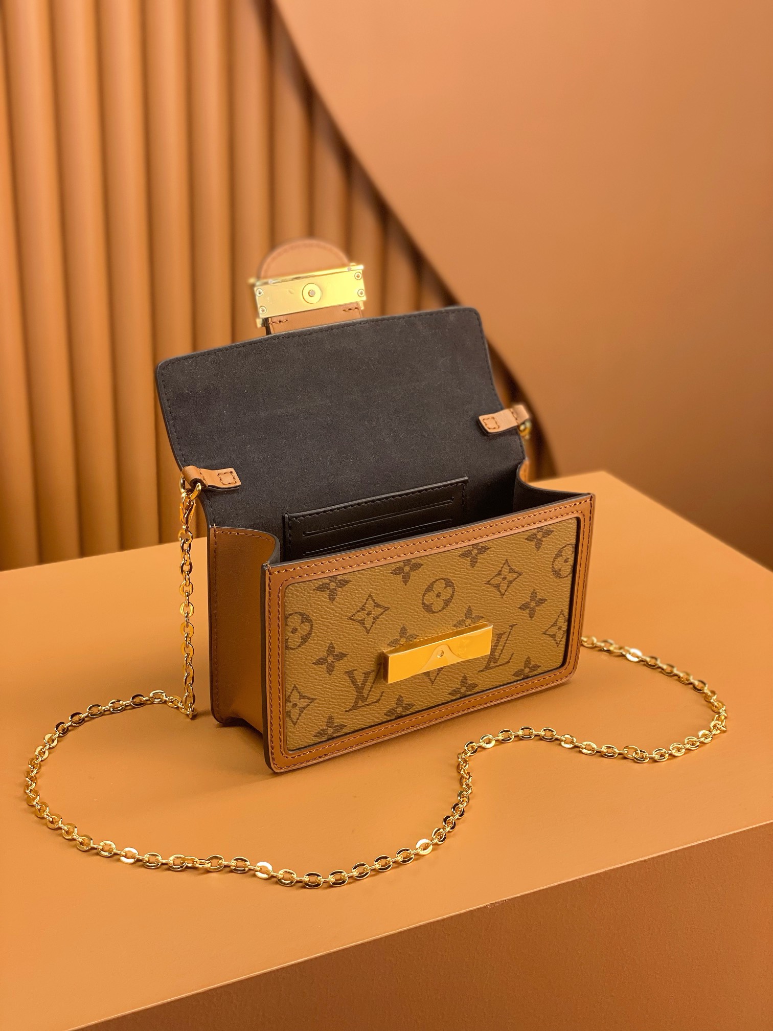 Louis Vuitton DAUPHlNE chain bag M68746