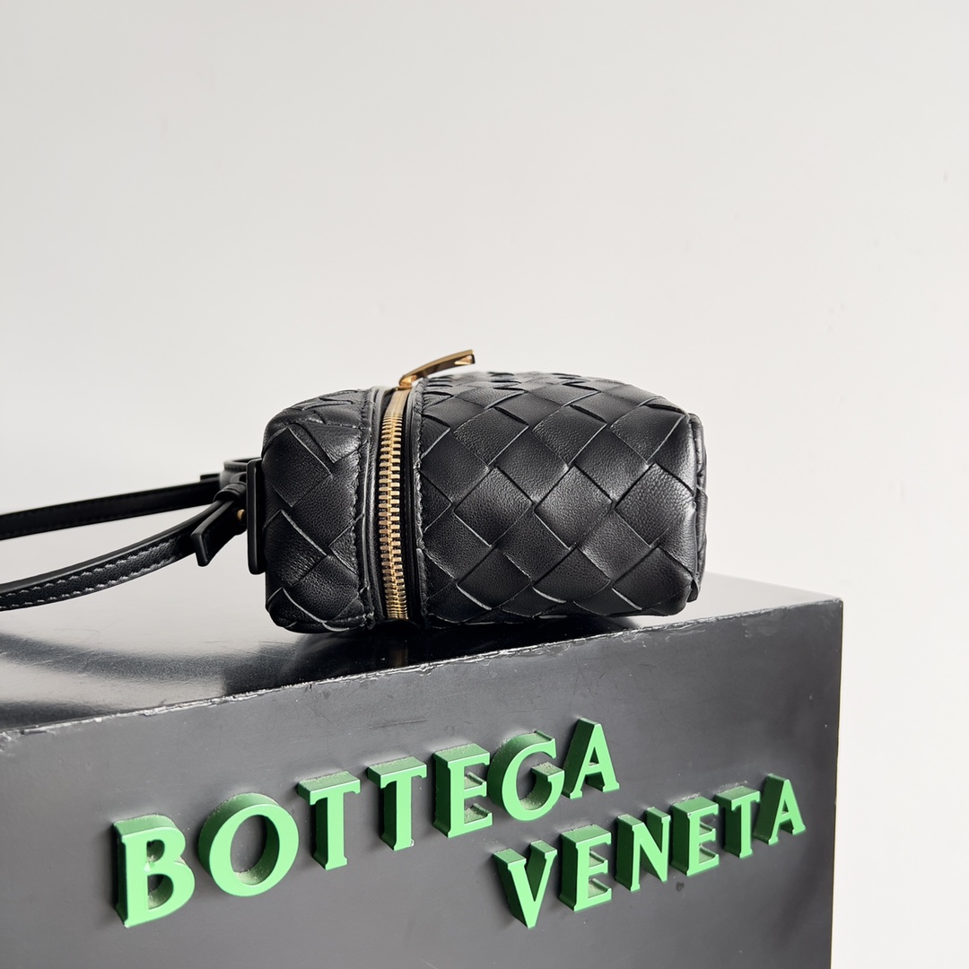 Bottega Veneta 2024 Woven Zippered Baguette Bag 789109