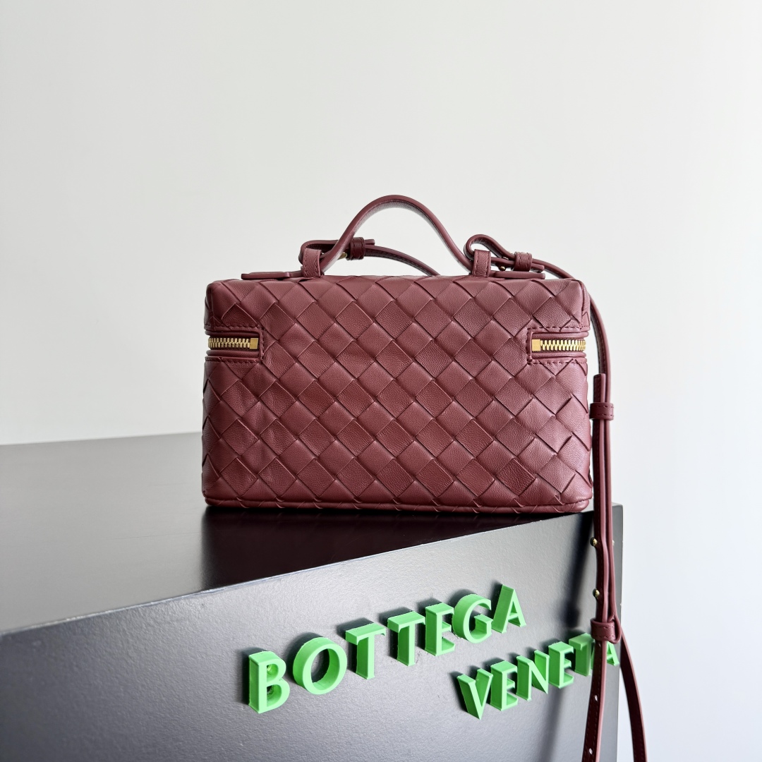 Bottega Veneta 2024 Woven Zippered Baguette Bag 789109