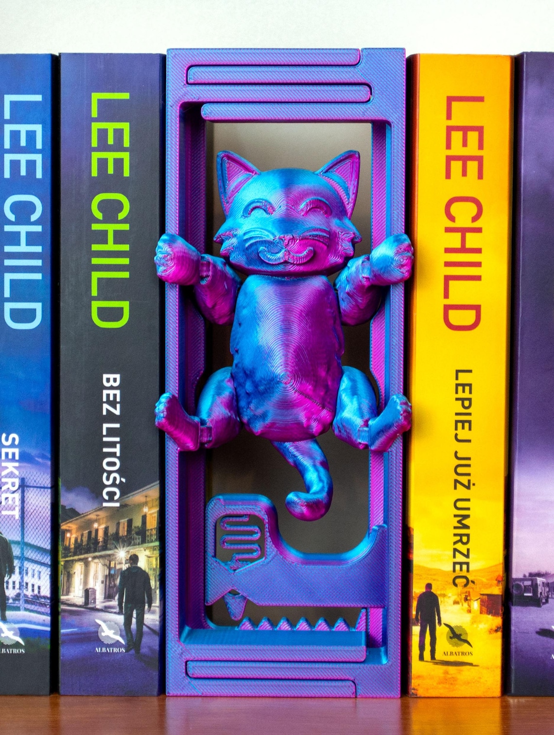 Hanging Cat: Adjustable Book Nook / Bookends