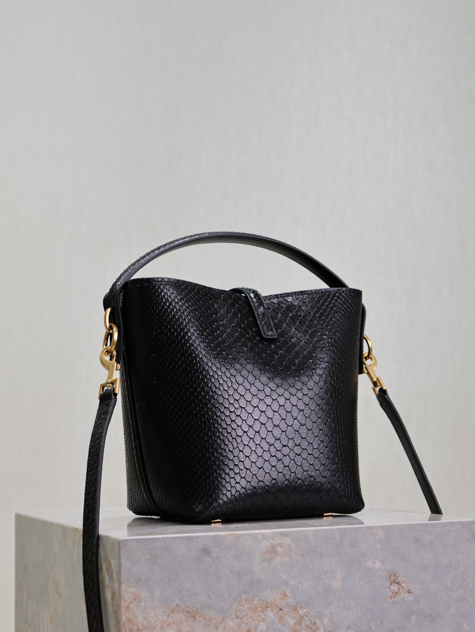 Yves Saint Laurent LE 37 Bucket Bag 749036