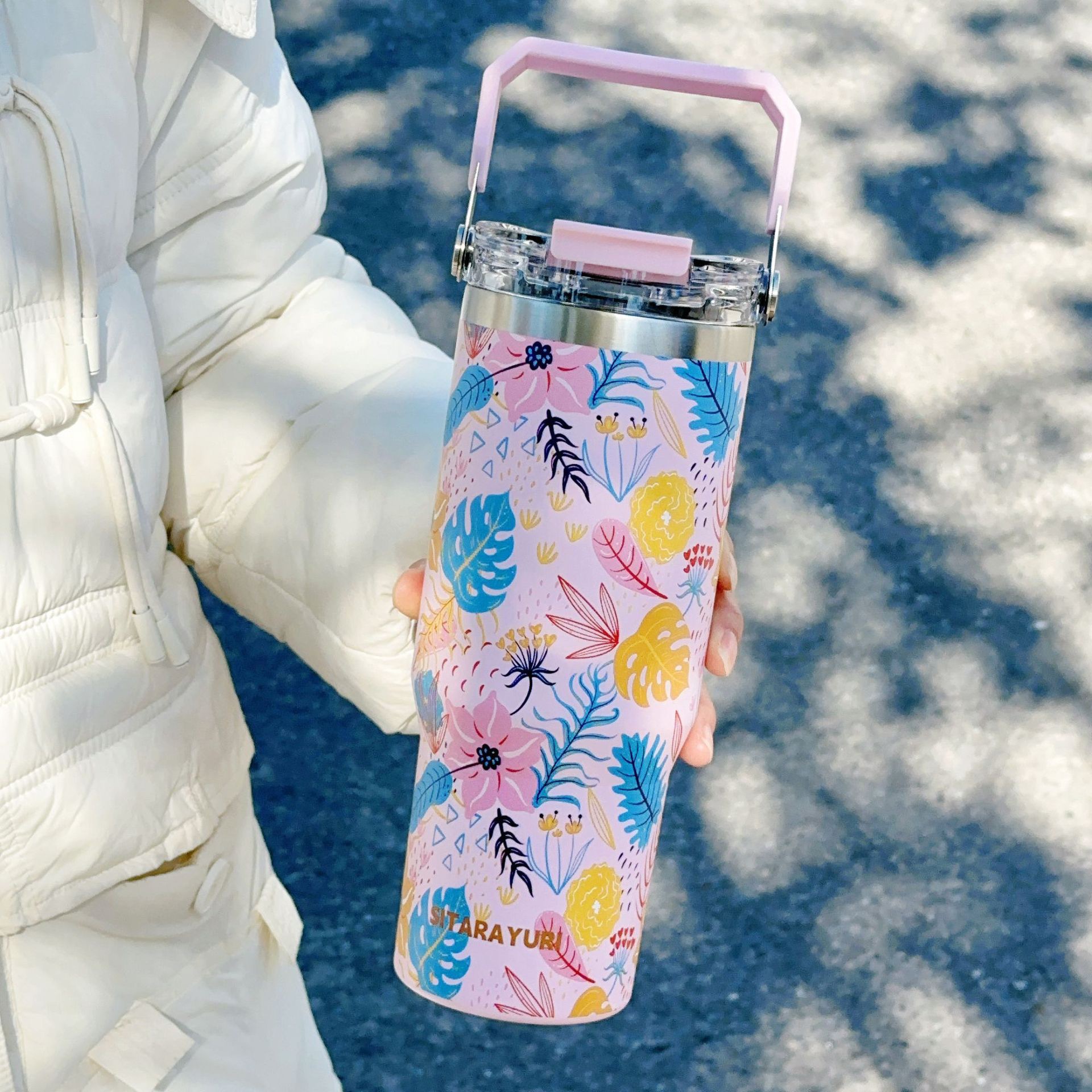 This portable thermos features a 3D floral design, making it suitable for car use and keeping drinks ice-cold. Its hard handle makes it portable and ideal for outdoor travel.