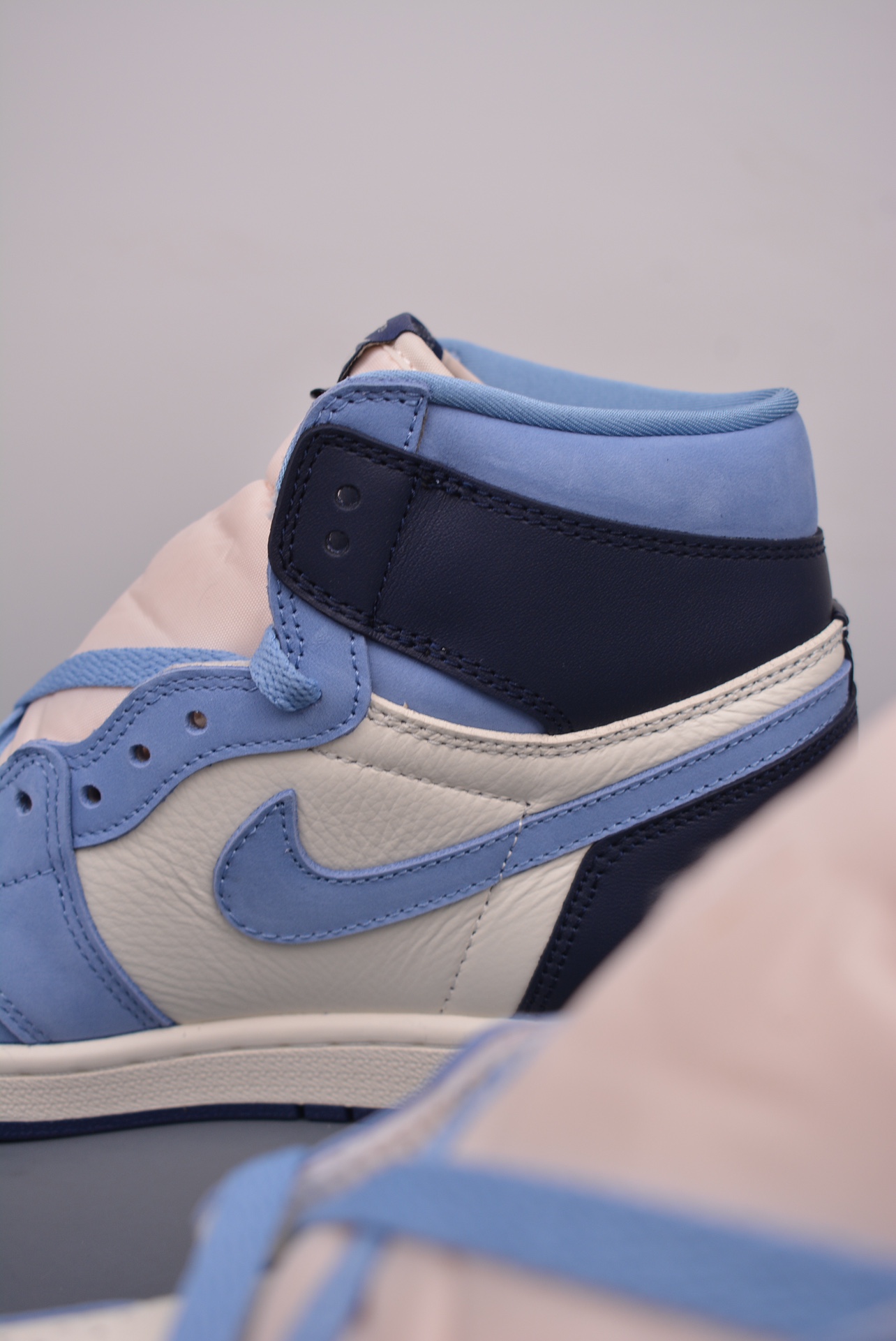Nike WMNS Air Jordan 1 Retro High OGFirst in Flight FD2596-400