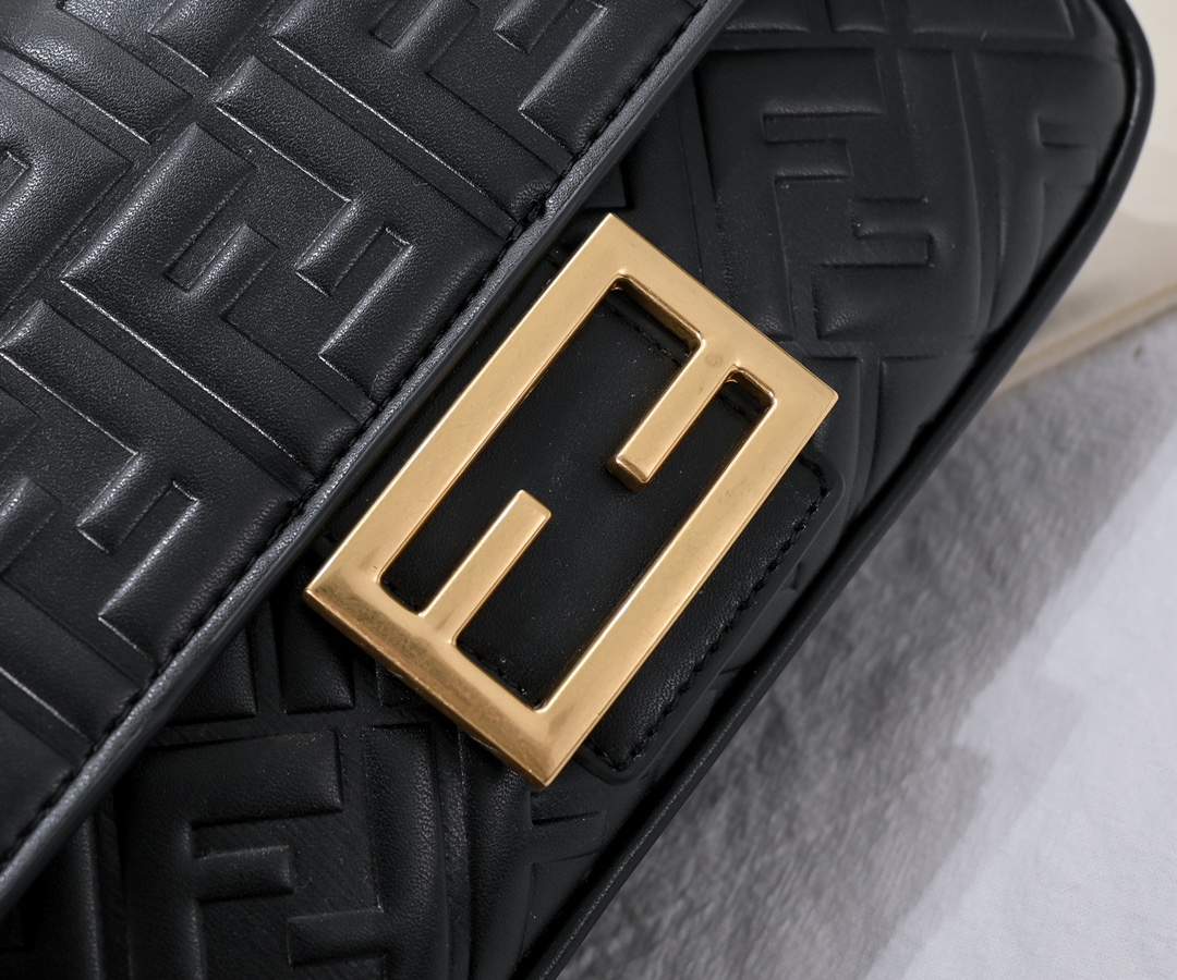 FENDI embossed baguette chain bag 6607