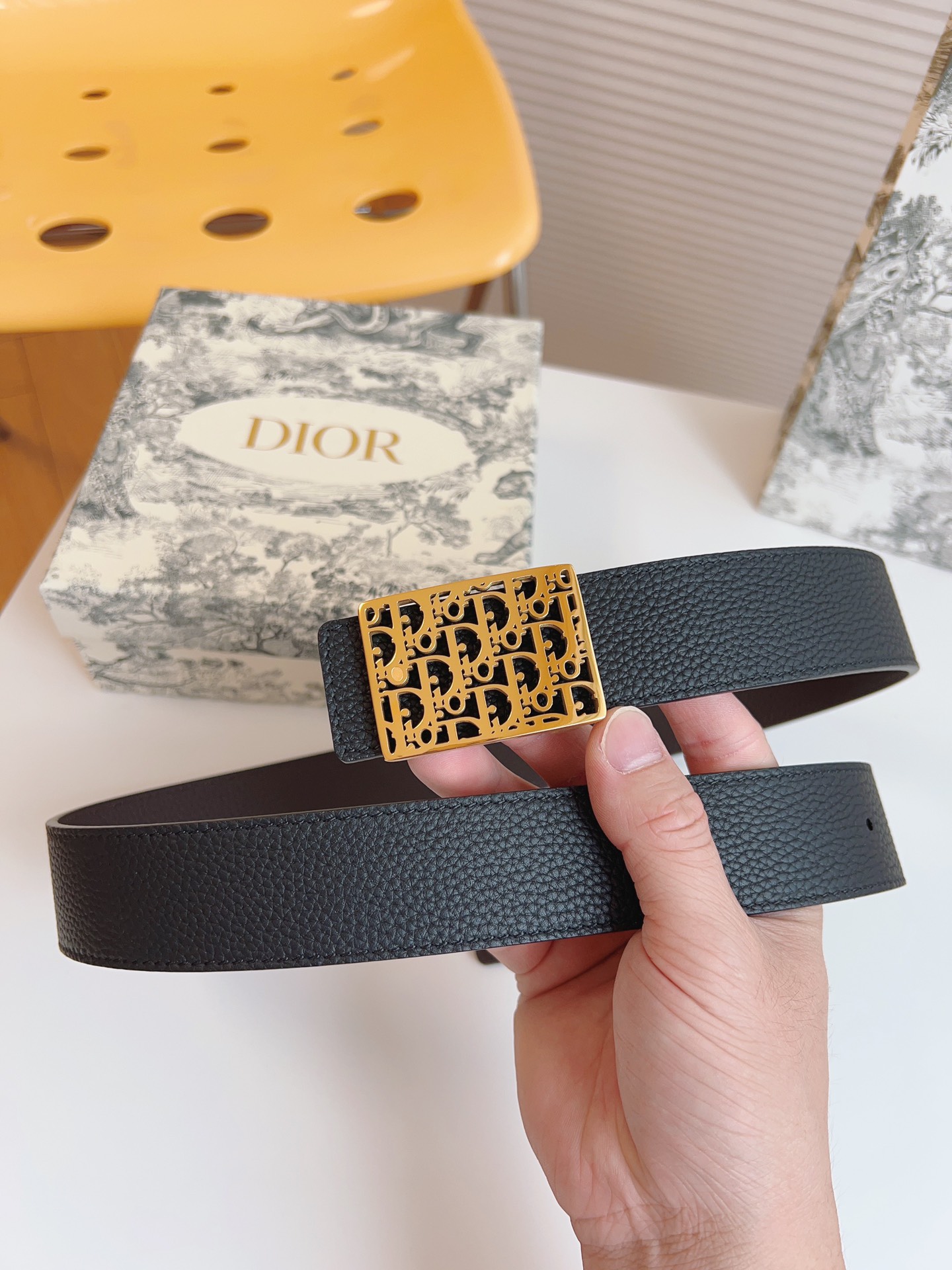 Dior hollow buckle cowhide double-sided belt 3.5CM wide