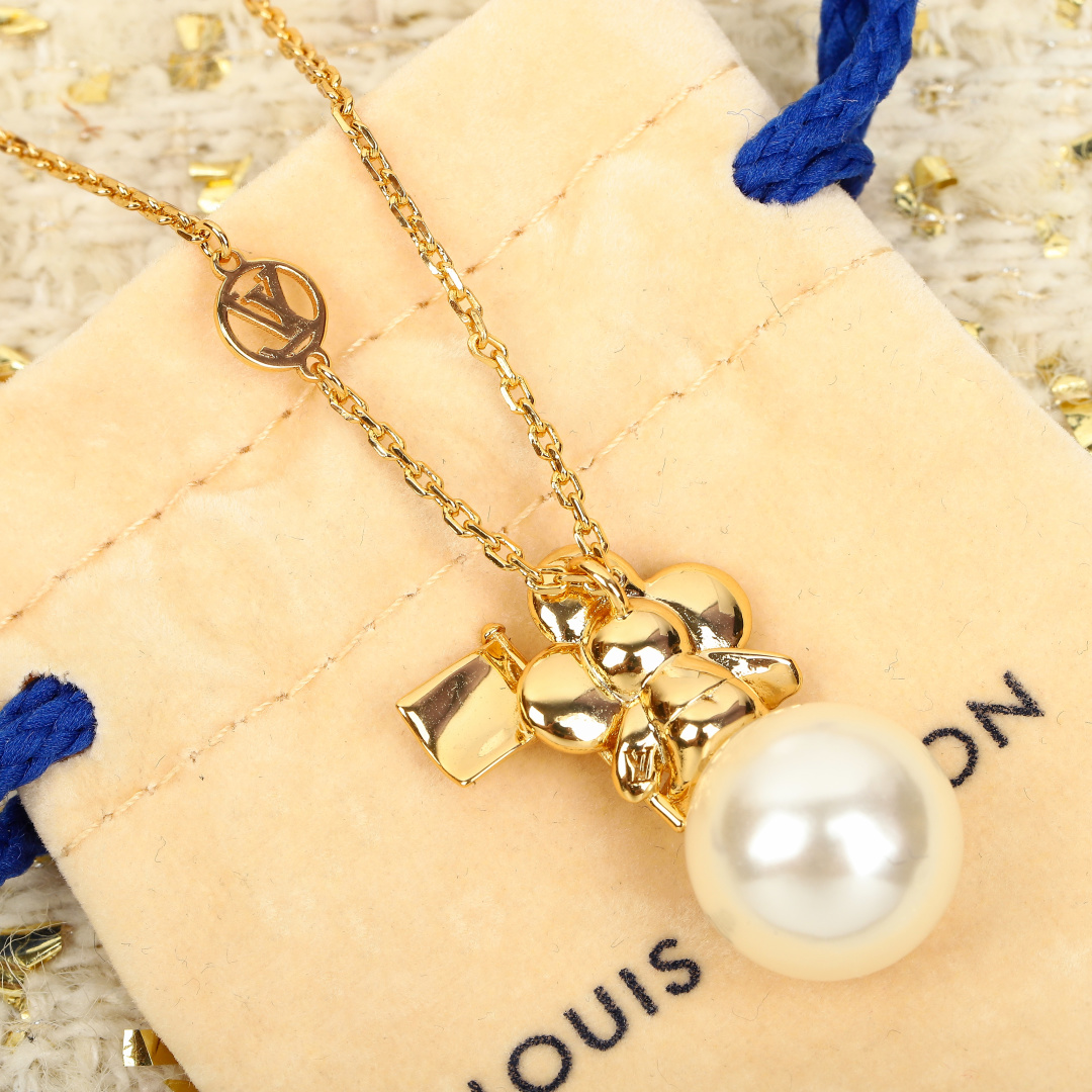 Louis Vuitton trendy logo pearl necklace