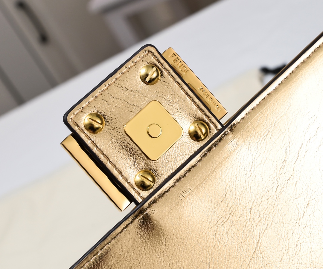 FENDI BAGUETTE handbag 6608