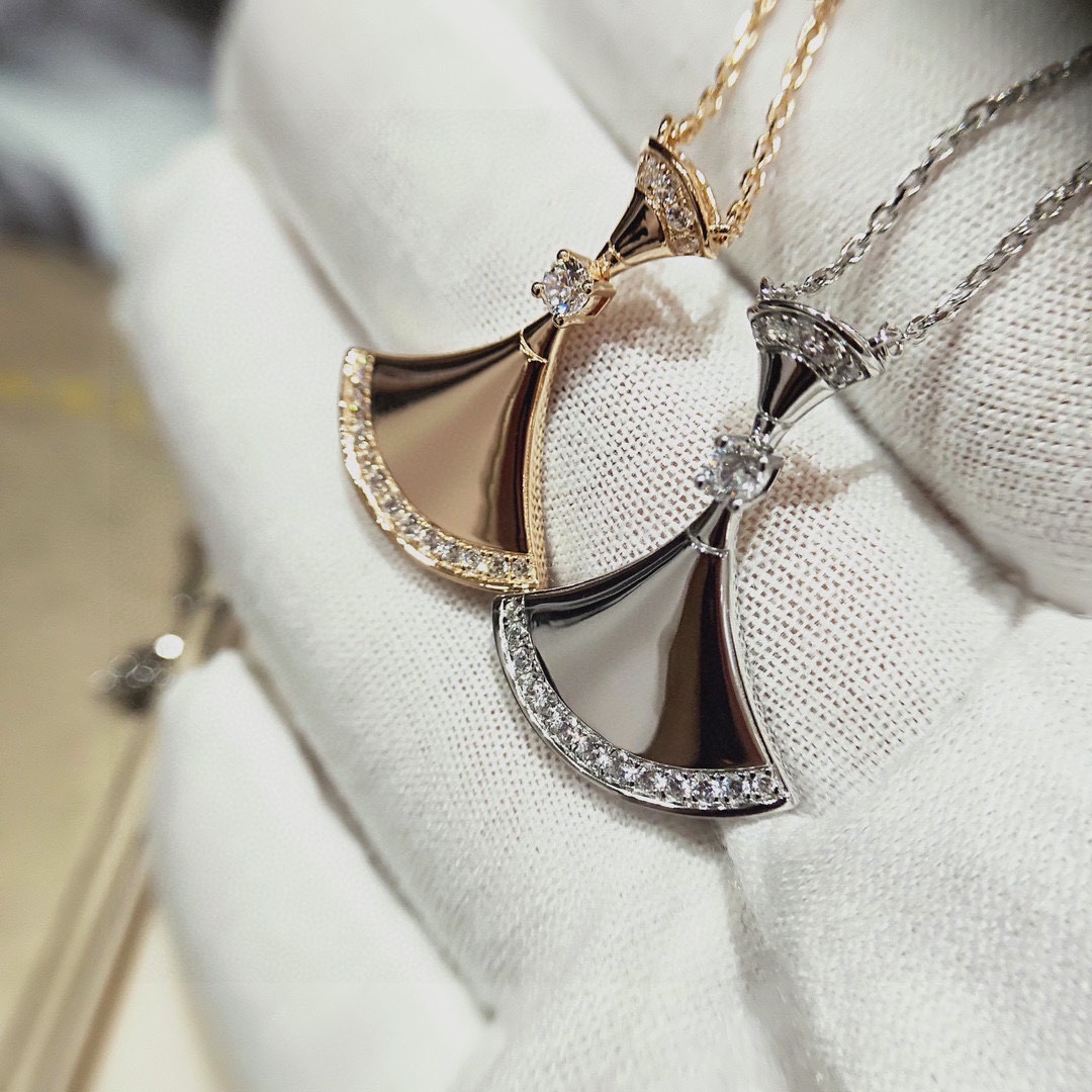 Bulgari glossy fan necklace