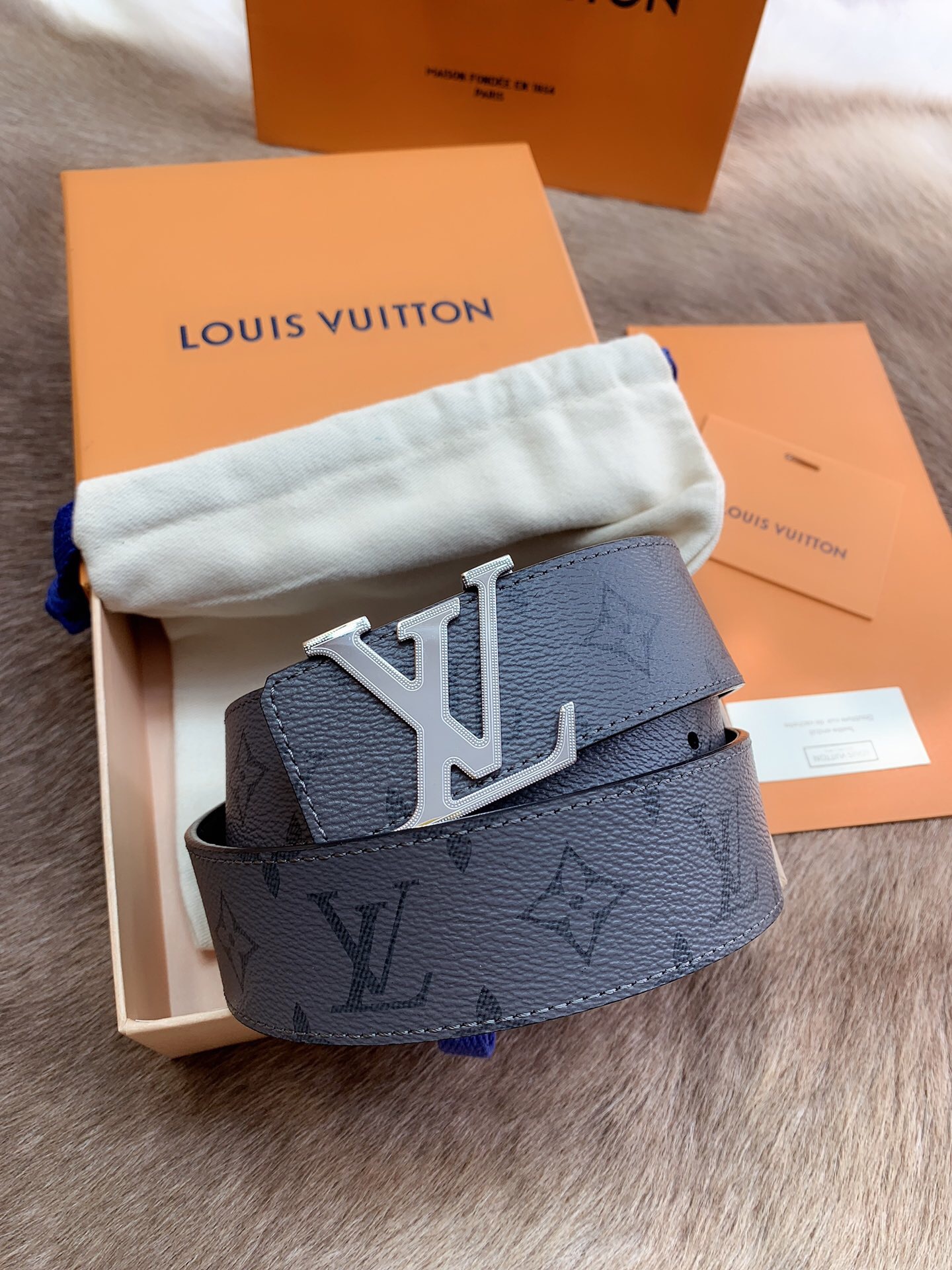 Louis Vuitton Men's Old Fashioned Cowhide Belt 4CM Width