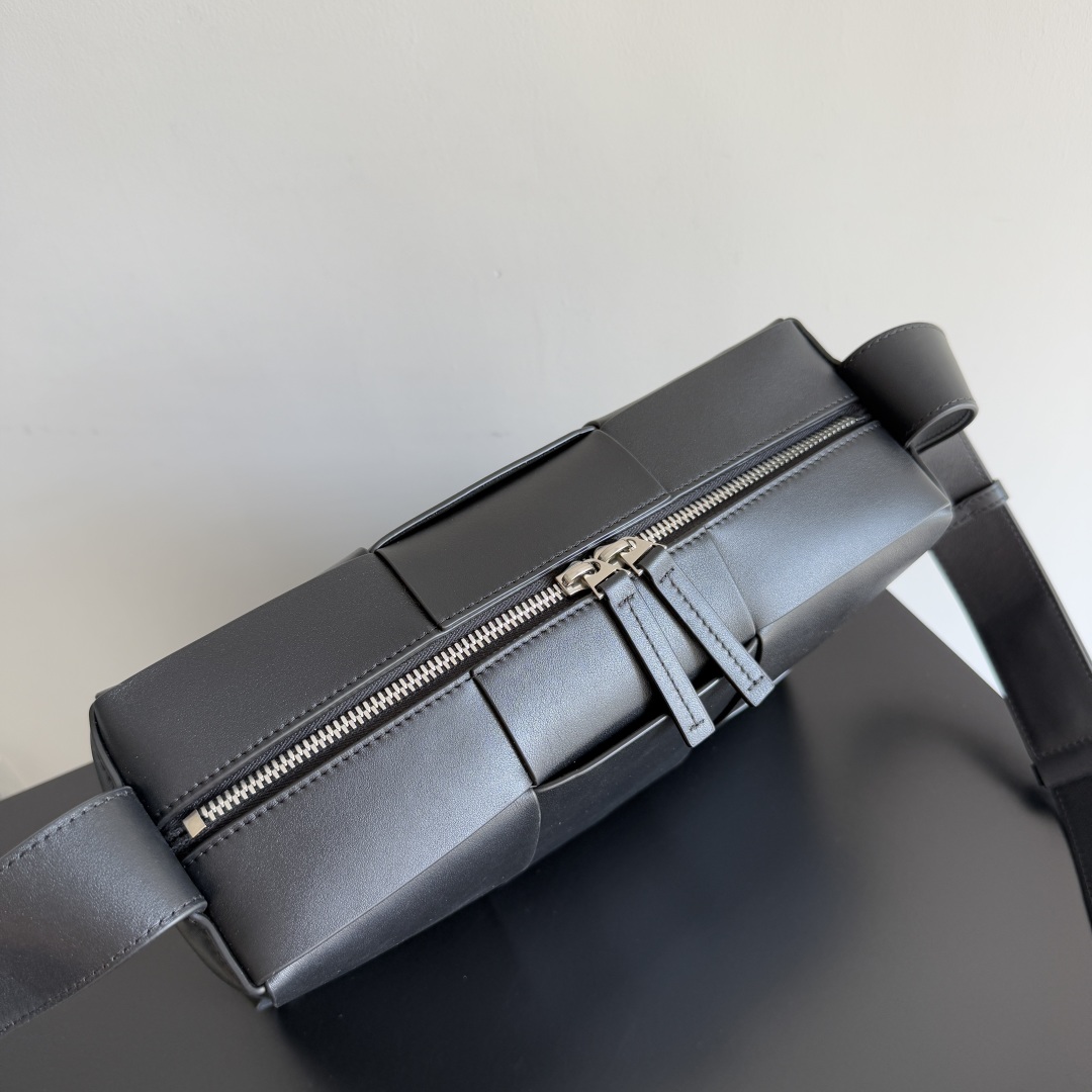 Bottega Veneta 2023 Early Spring Series Arco Camera Bag 731165