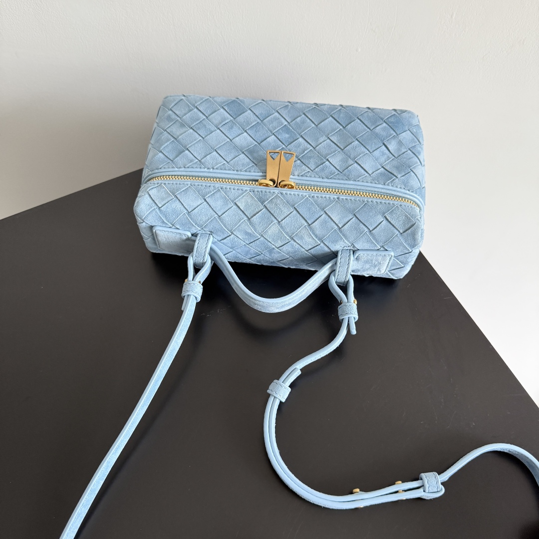 Bottega Veneta 2024 Woven Zippered Baguette Bag 789109