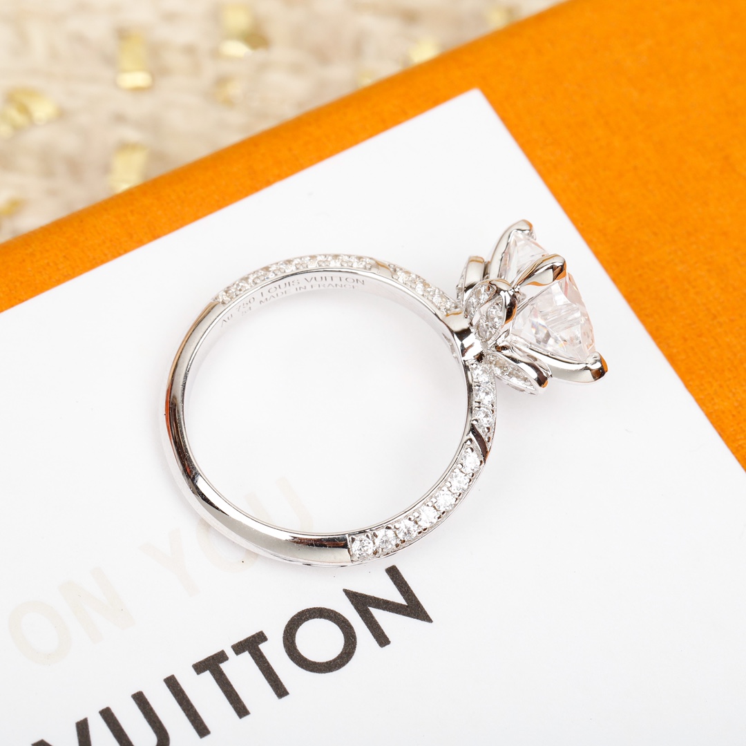 Louis Vuitton cut star full diamond ring