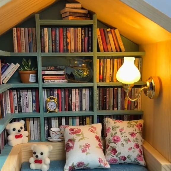 🔥CHRISTMAS ON SALE🔥Handcrafted Mini Room Box With 260+ Mini Books and 2 Cushions