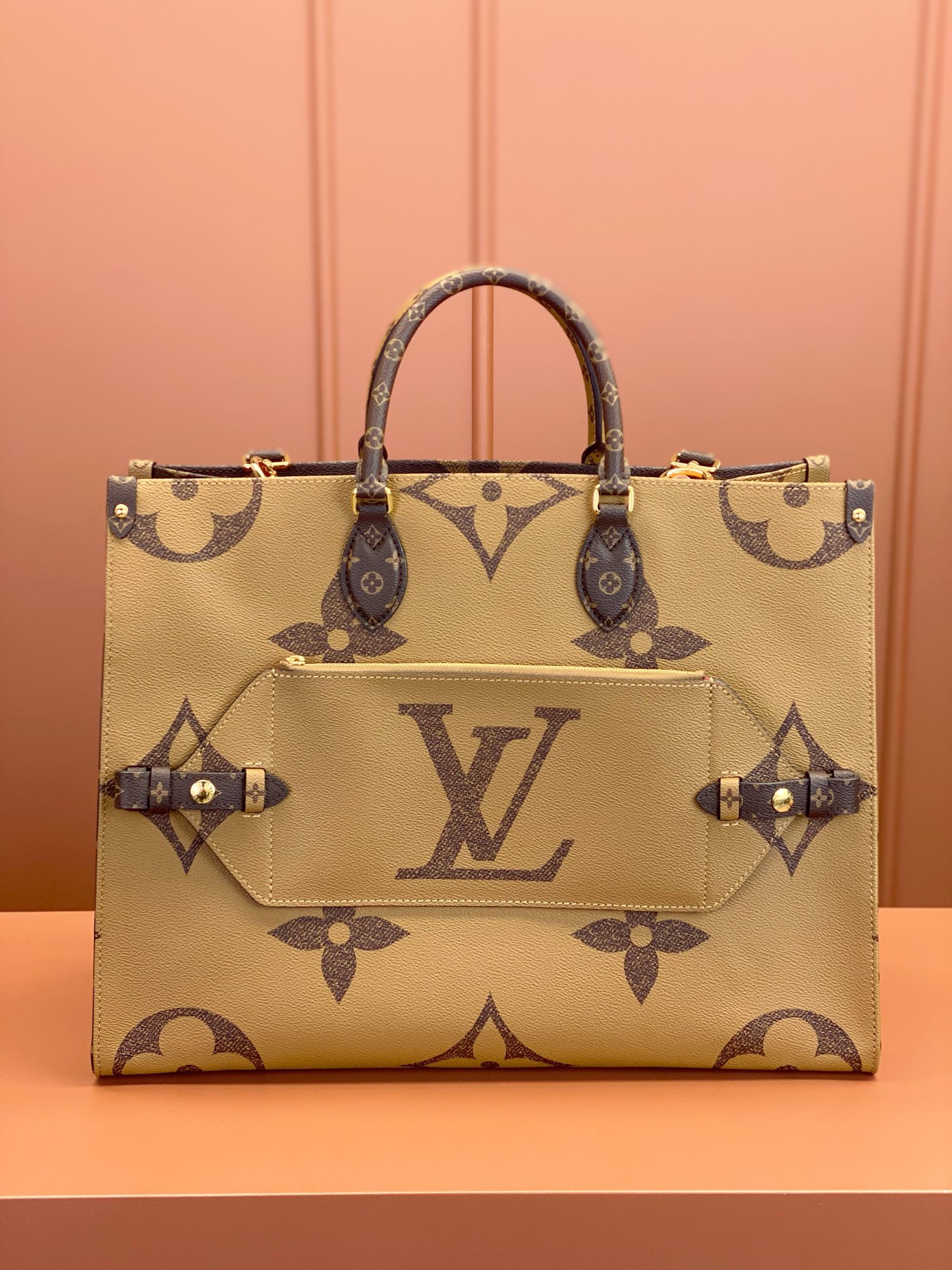 Louis Vuitton ONTHEGO VOYAGE Handbag M46823