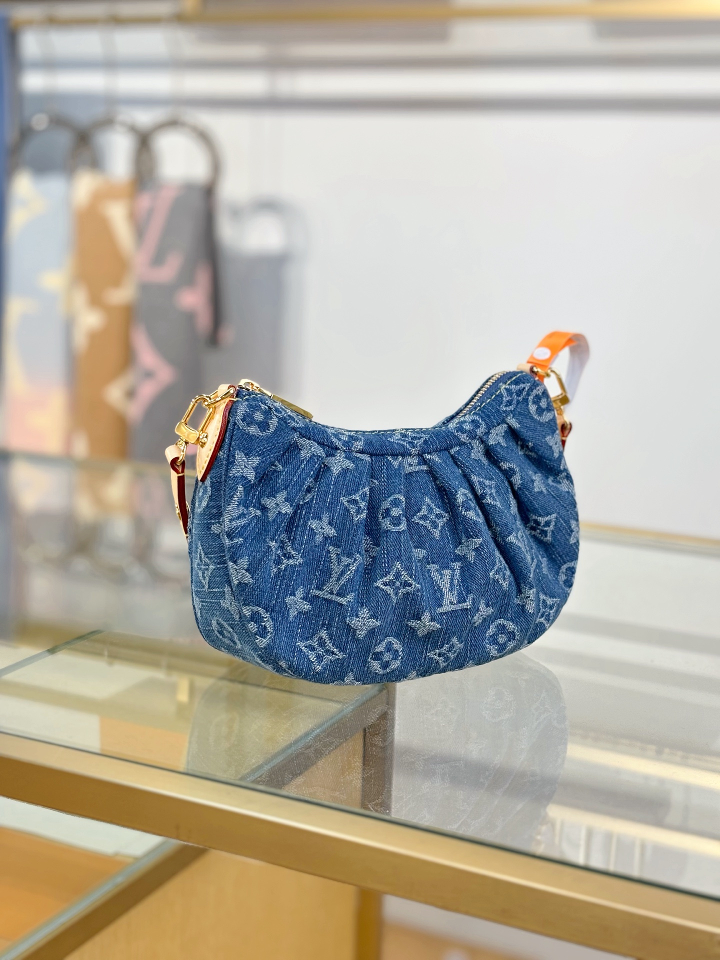 Louis Vuitton POCHETTE VALLEY Handbag M13571