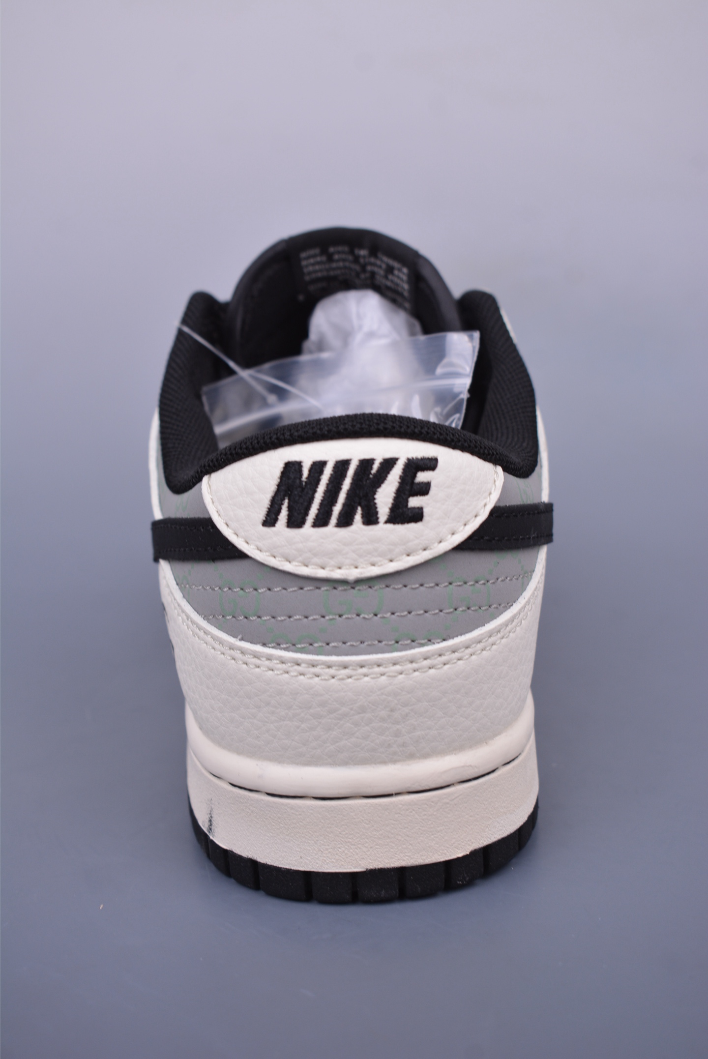 Gucci x Nike SB Dunk Low Low-top Sneakers Off-White and Black XD1588-204