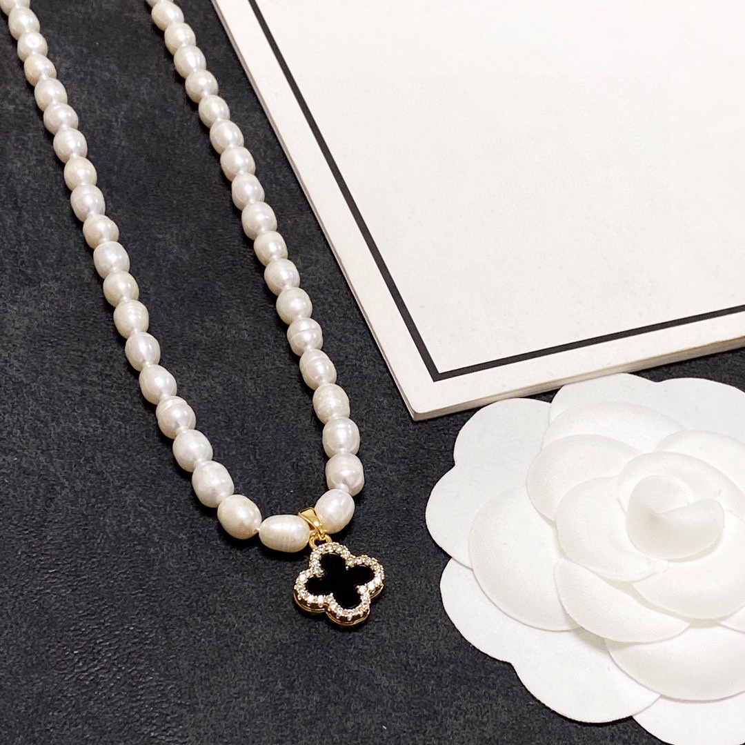 Chanel natural freshwater pearl four-leaf clover necklace
