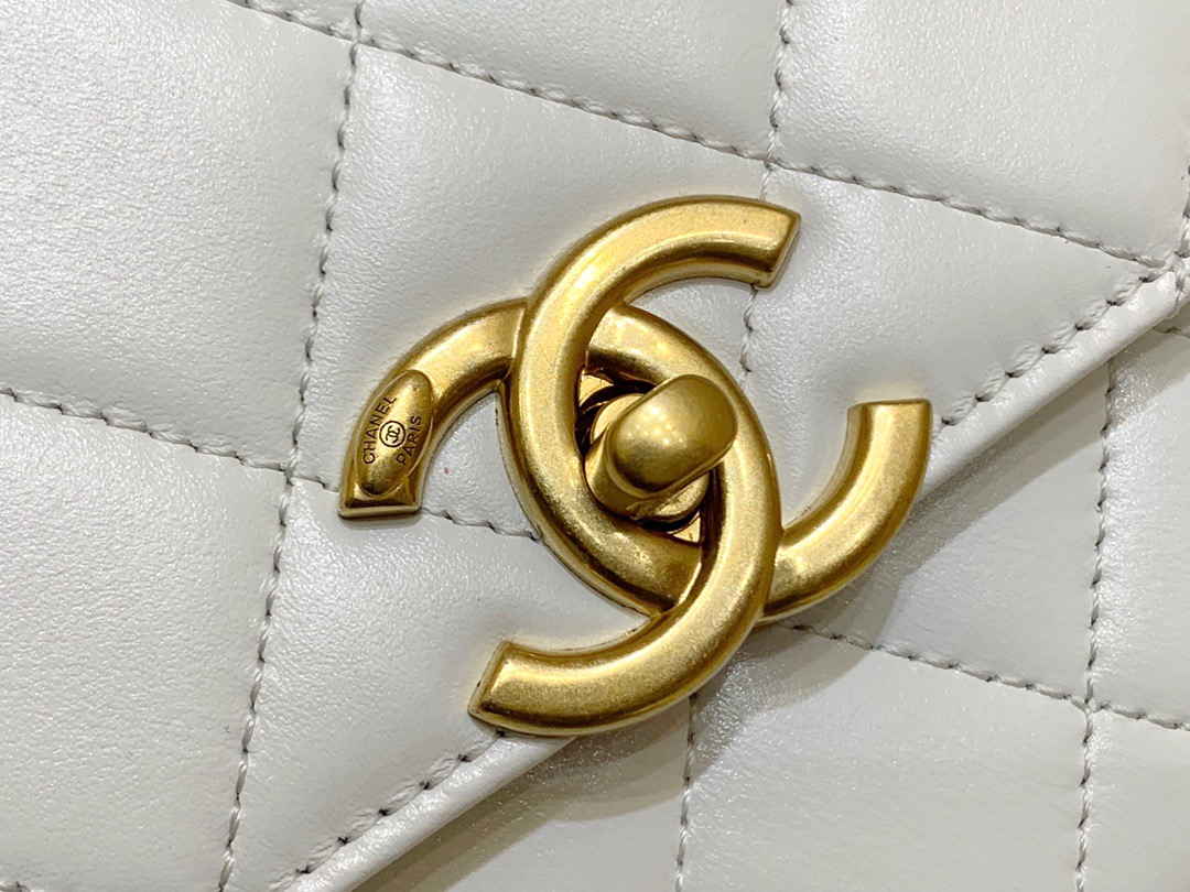 Chanel 2021 Early Fall Haute Couture Collection Double Gold Bead Chain Bag AP2649