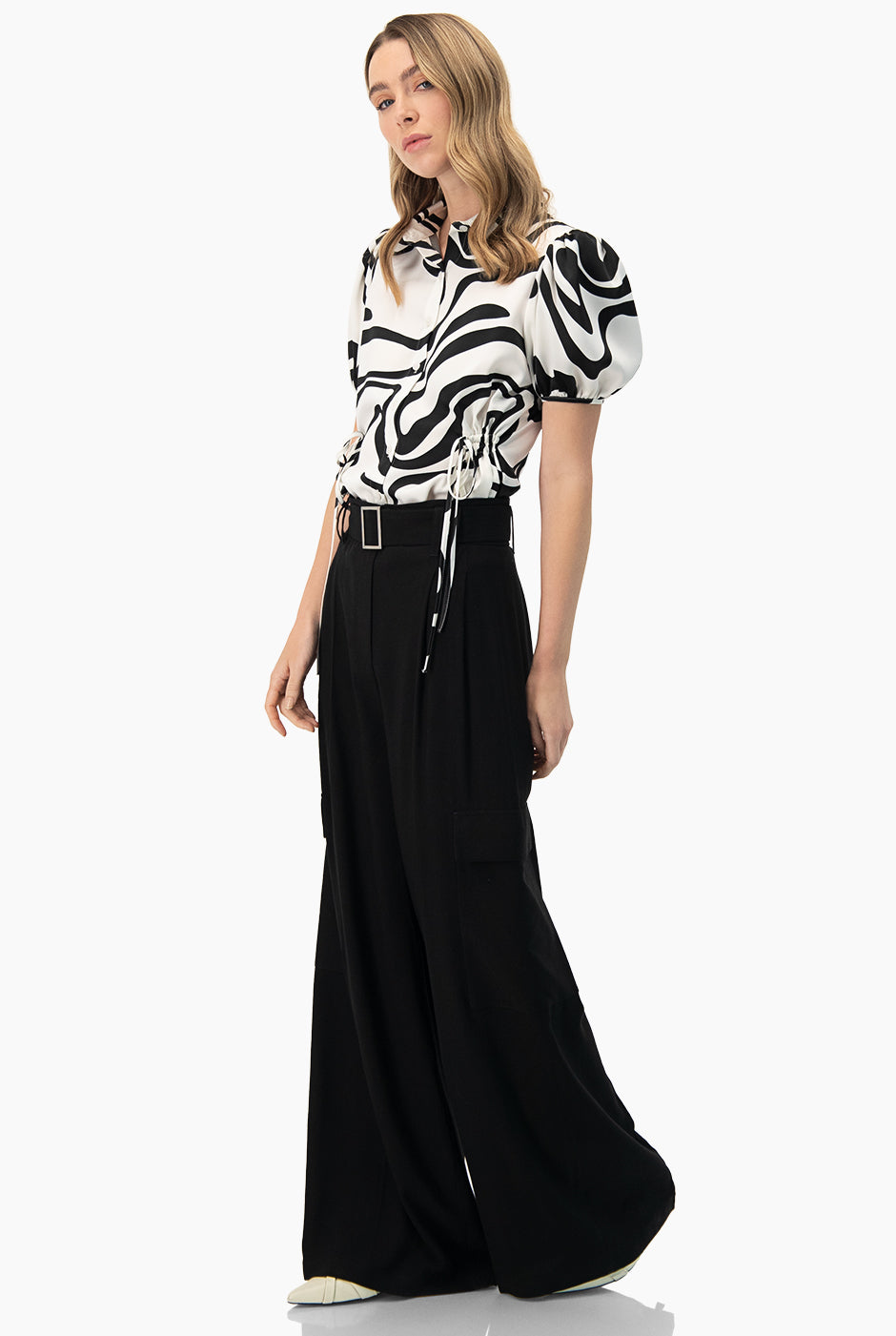 Pantalon negro cargo con cinturon