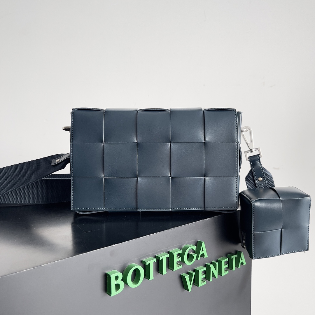 Bottega Veneta cassette bag 741777