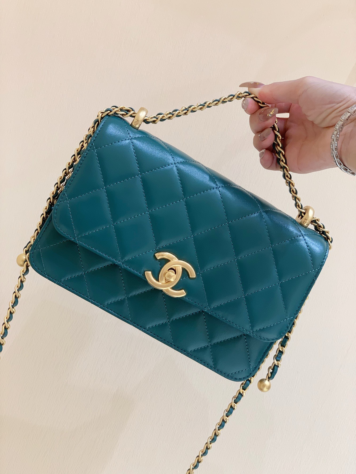 Chanel 2021 Early Fall Haute Couture Collection Double Gold Bead Chain Bag AP2649